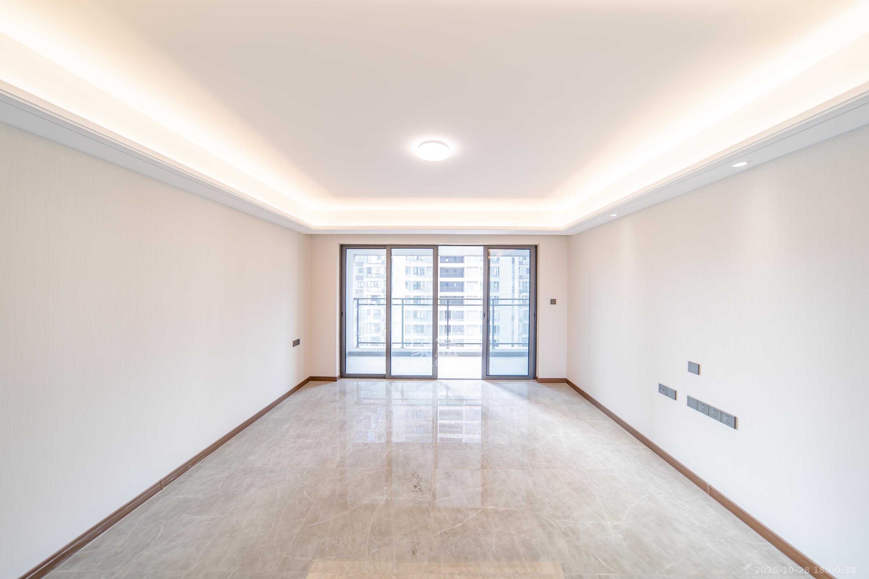 卓越洋湖晴翠  4室2厅2卫    218.0万