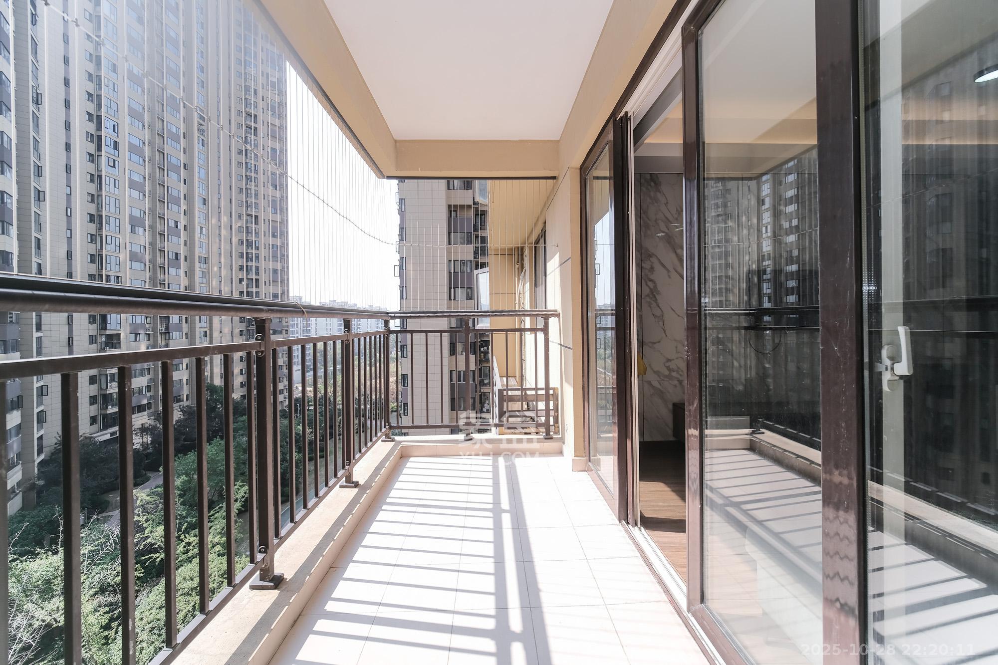 保利香槟国际  4室2厅2卫    99.6万阳台