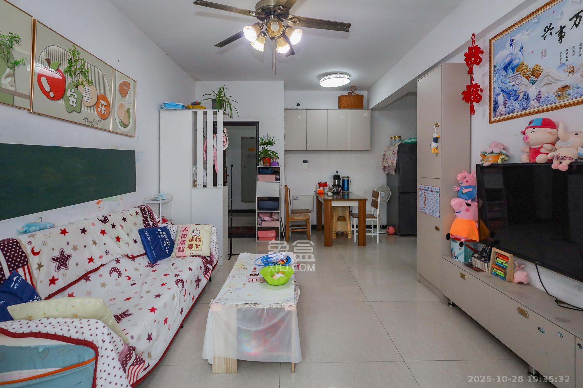 中交里城  2室2厅1卫    72.8万客厅