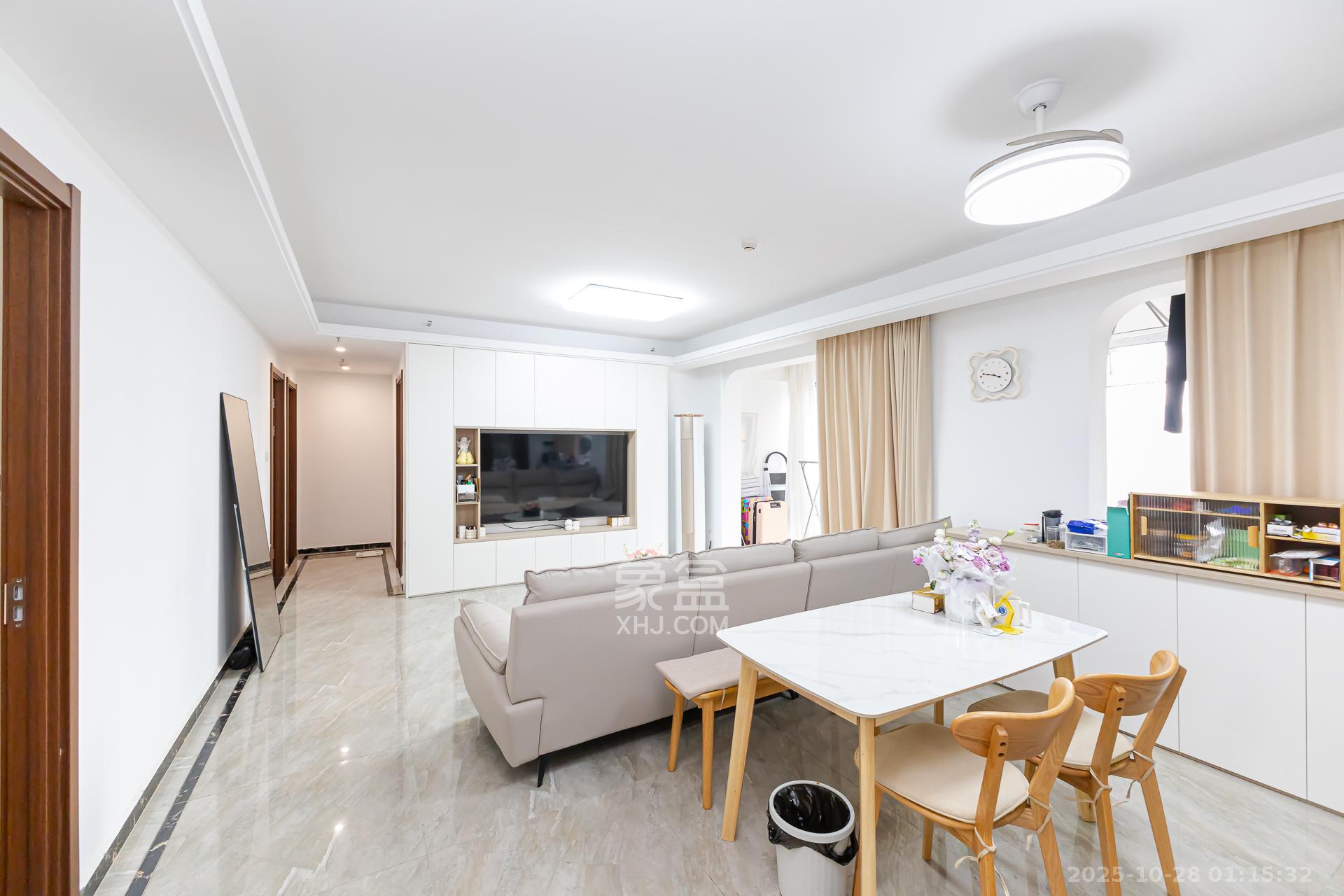 万润滨江天著  4室2厅2卫    128.0万 万润滨江天著  4室2厅2卫    128.0万客厅