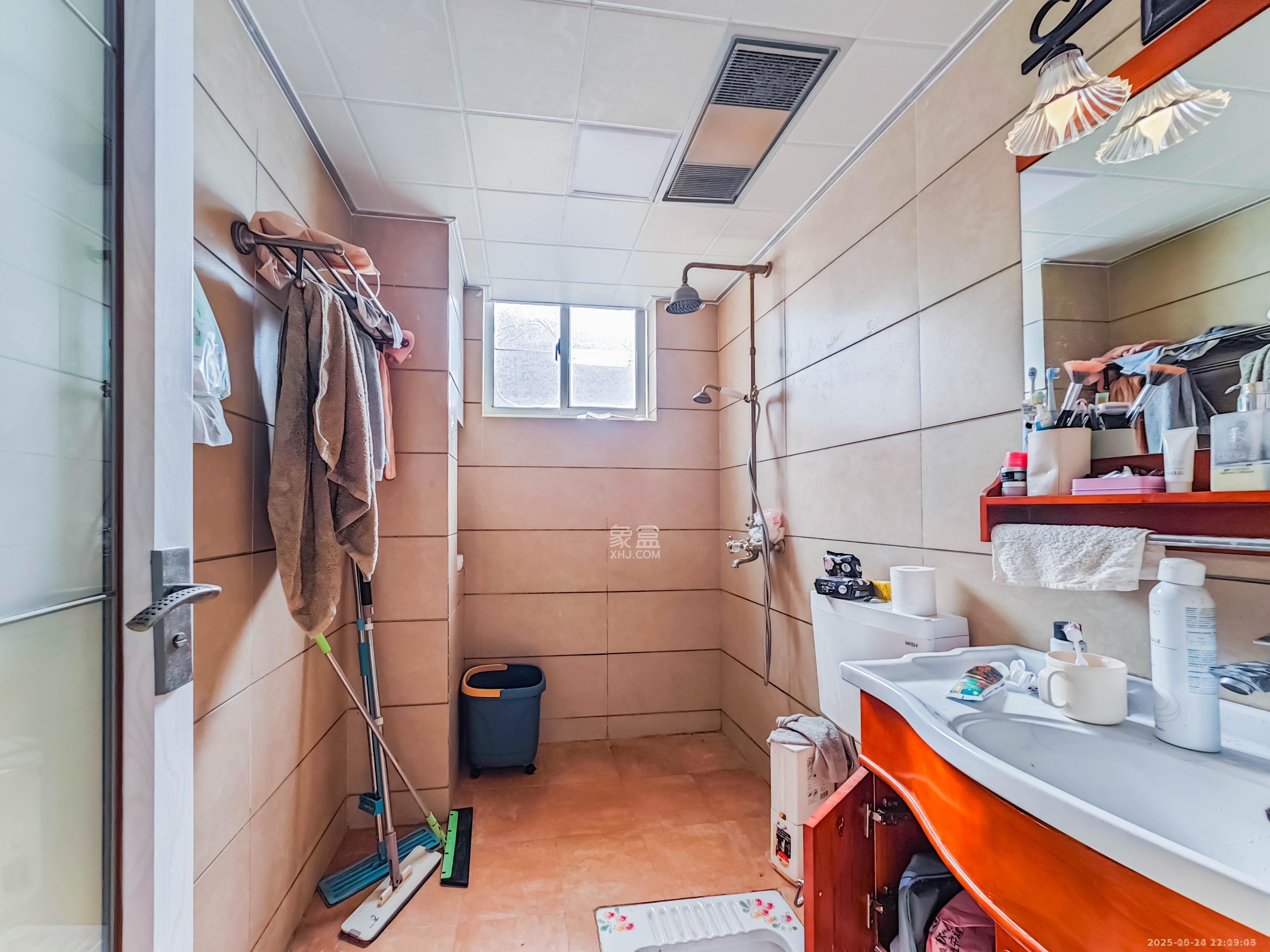 城市山水豪园(山水城市风景)  2室2厅1卫    2300.0元/月 城市山水豪园(山水城市风景)  2室2厅1卫    2300.0元/月室内图