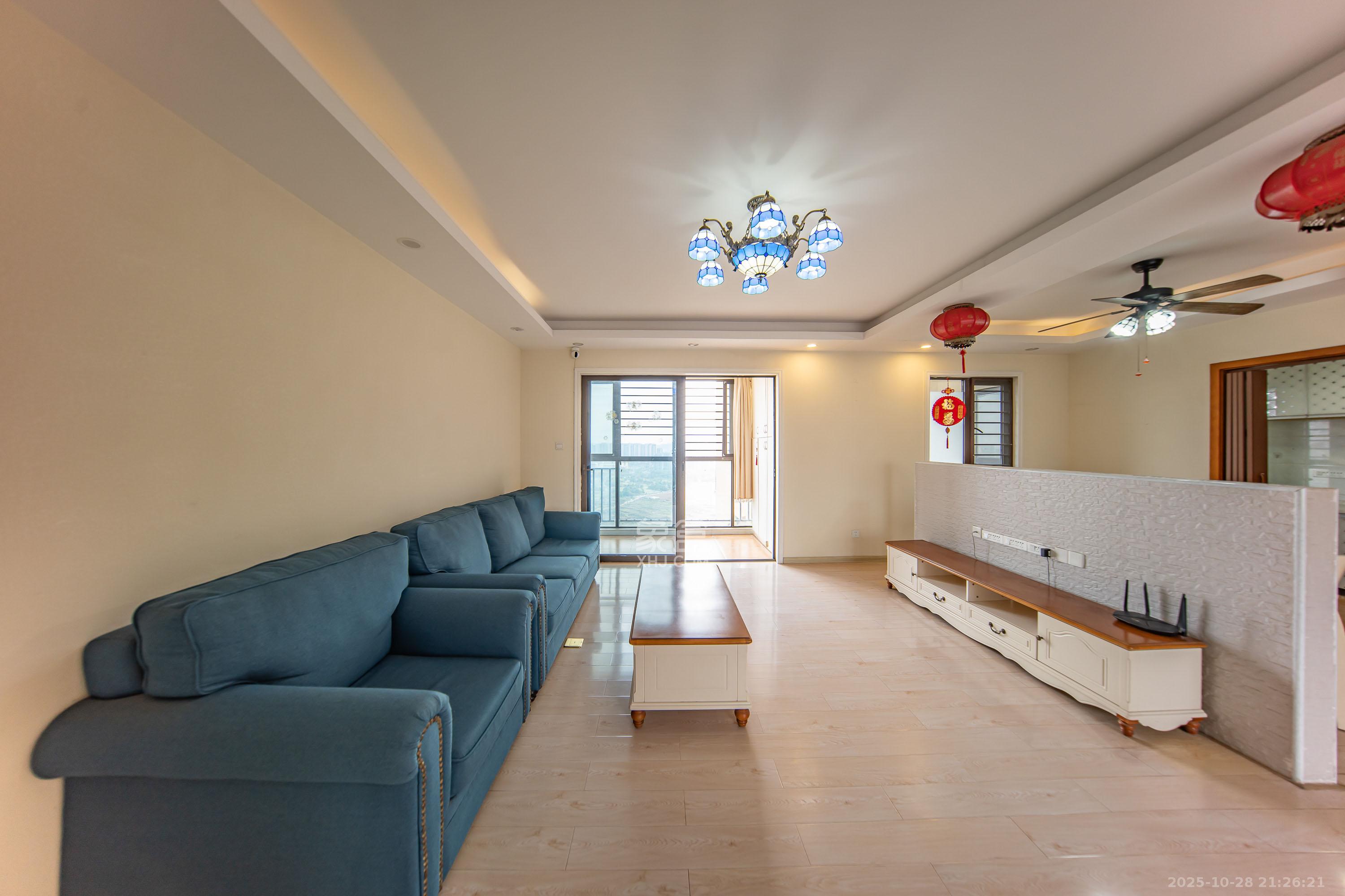 华润橡树湾  4室2厅2卫    105.0万客厅