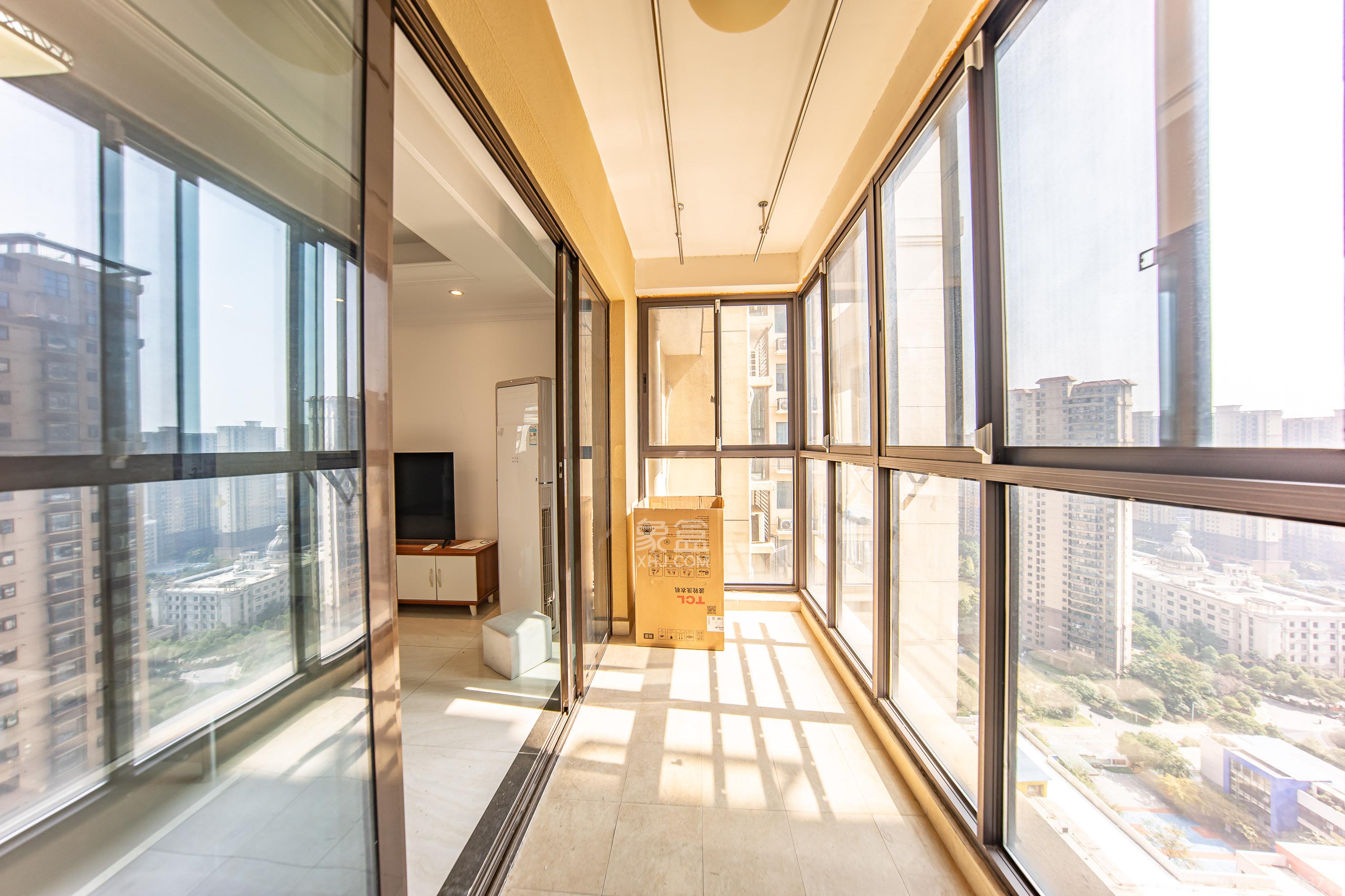 江山帝景哈佛 4室2厅2卫 135.0万 江山帝景哈佛 4室2厅2卫 135.0万阳台