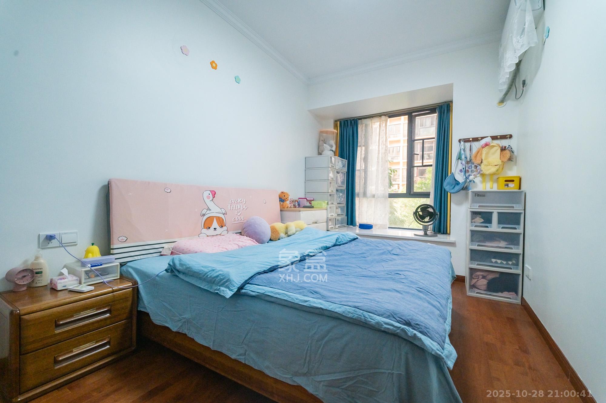 深业睿城  5室2厅3卫    222.0万卧室