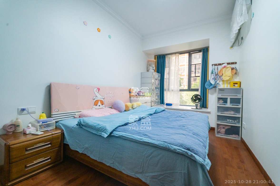 深业睿城 5室2厅3卫 222.0万 深业睿城 5室2厅3卫 222.0万卧室