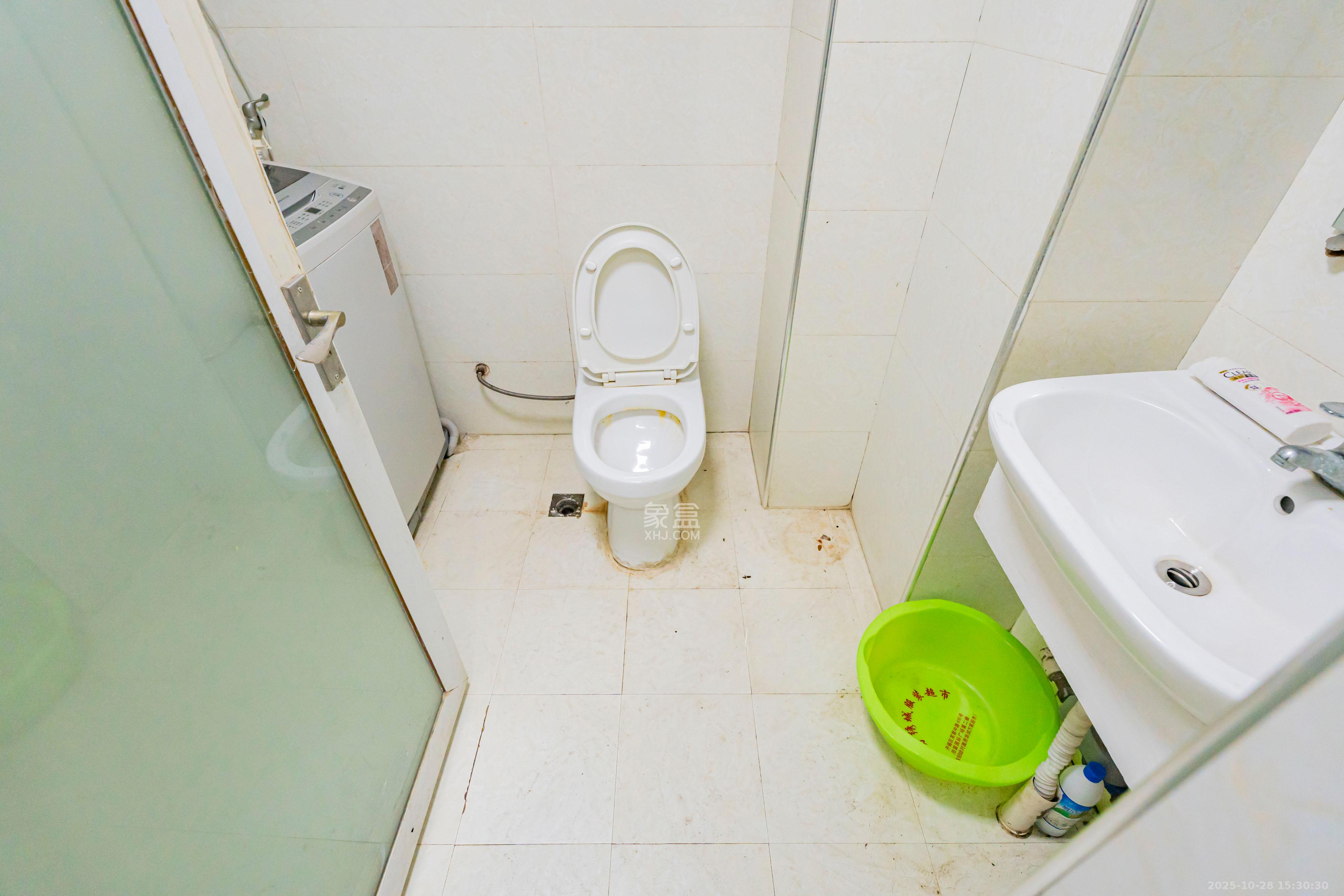 名富公寓  1室1厅1卫    21.0万卫生间