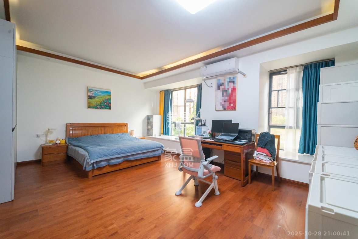 深业睿城 5室2厅3卫 222.0万 深业睿城 5室2厅3卫 222.0万卧室