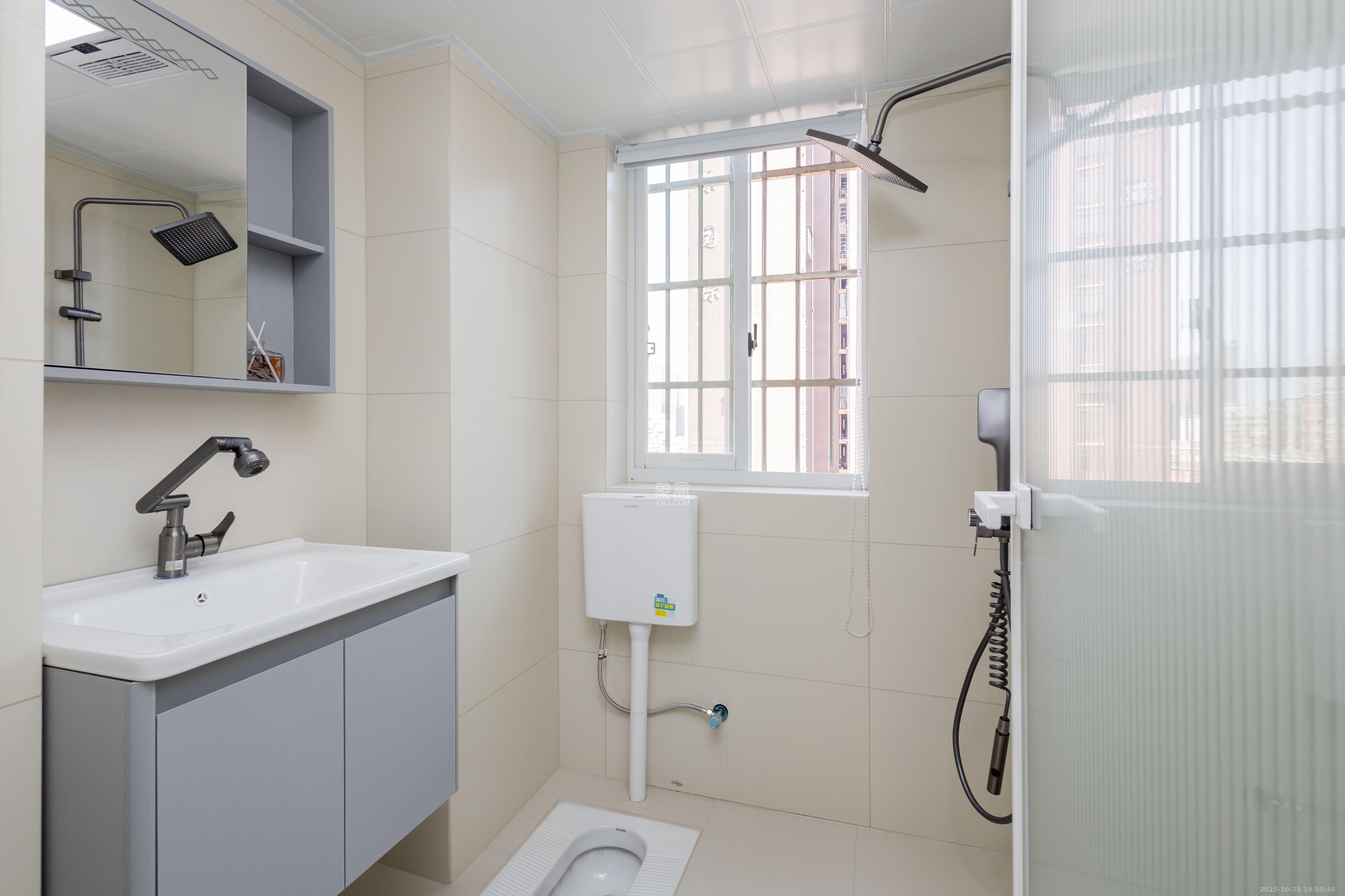 圣力华苑  3室2厅2卫    70.8万卫生间