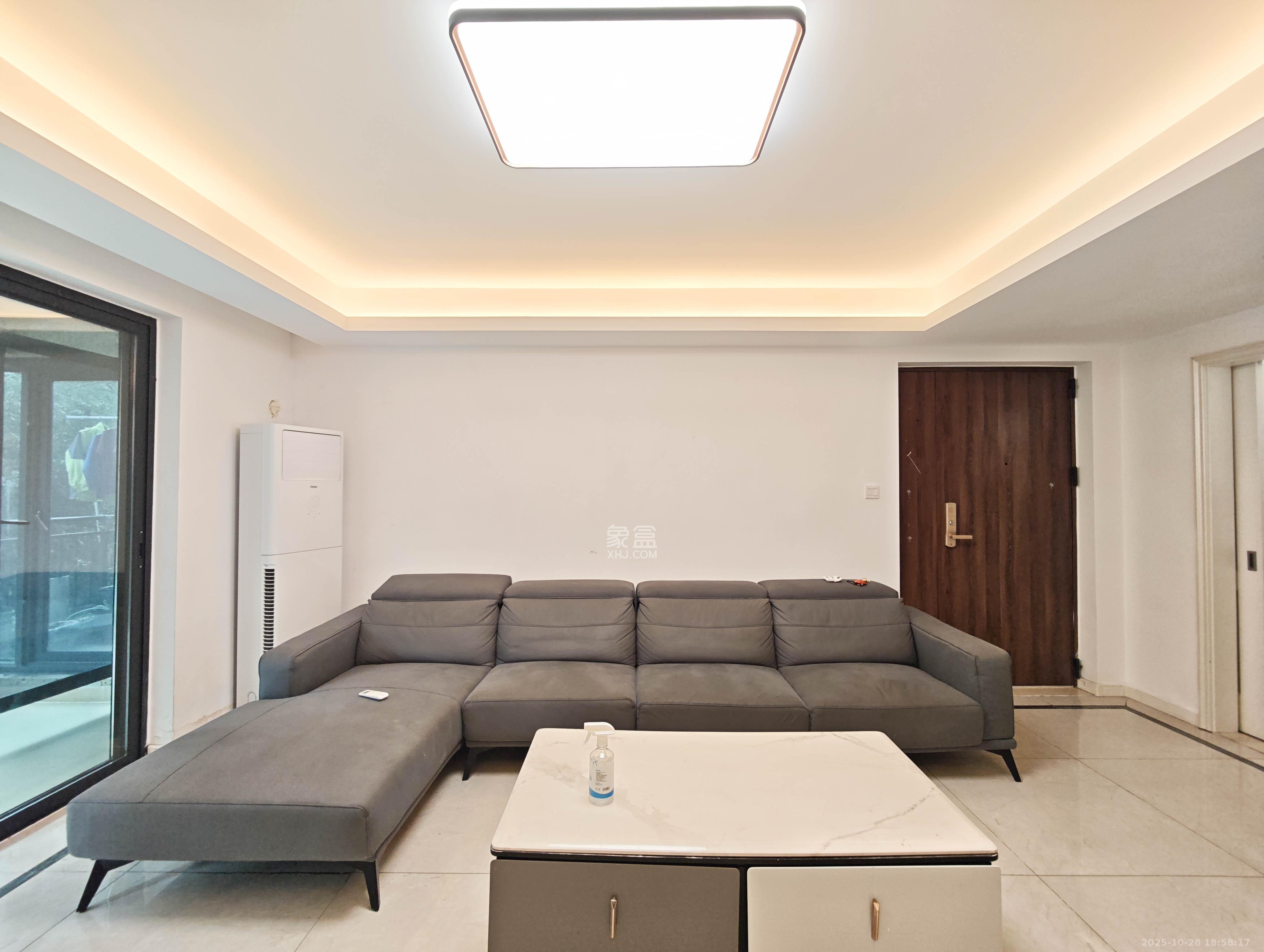 万科魅力之城观澜里  4室2厅1卫    205.0万客厅