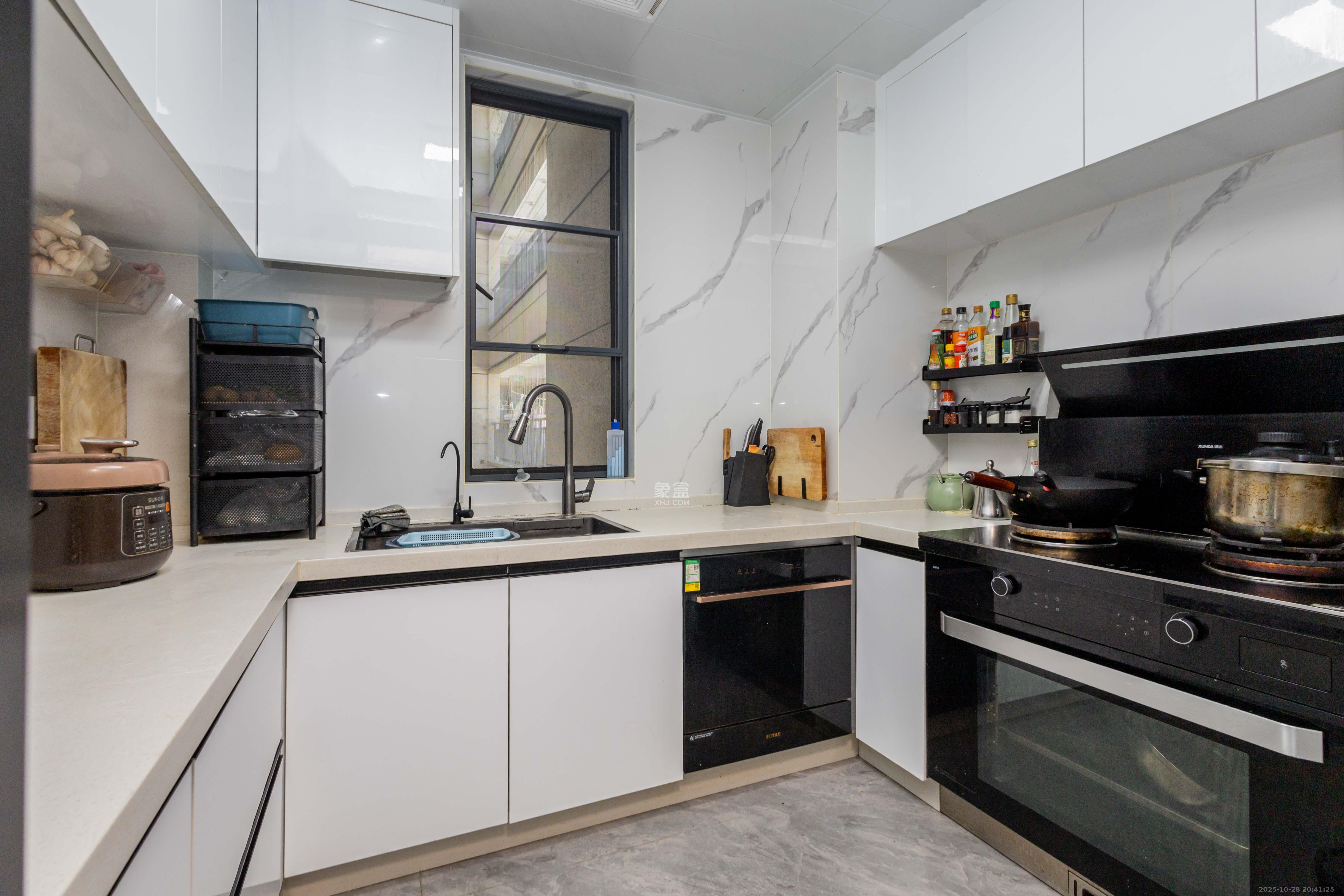 中交中央公园D5区  3室2厅2卫    158.0万厨房