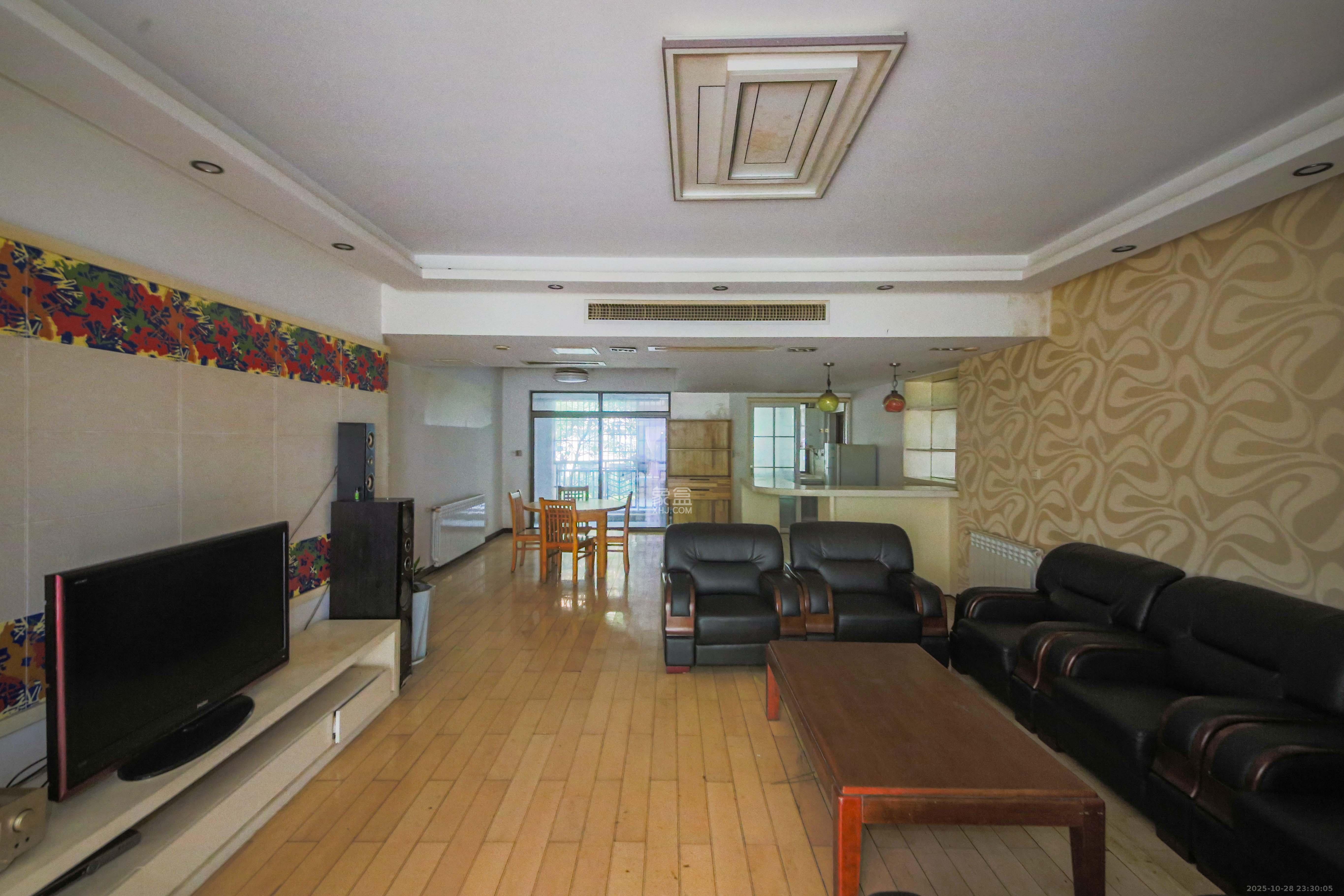 奥林匹克花园 4室2厅1卫 210.0万 奥林匹克花园 4室2厅1卫 210.0万客厅