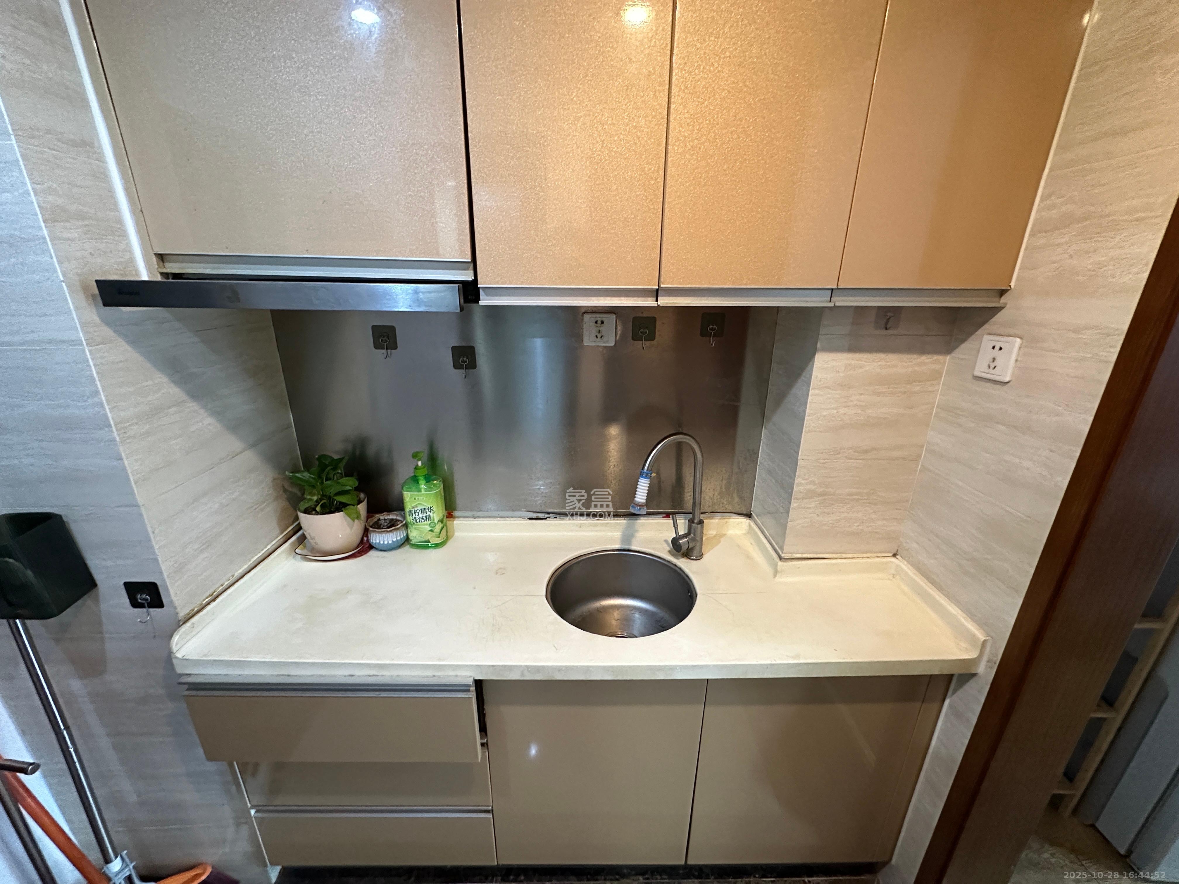 香樟兰亭(朗峰苑)  1室1厅1卫    1300.0元/月 香樟兰亭(朗峰苑)  1室1厅1卫    1300.0元/月室内图