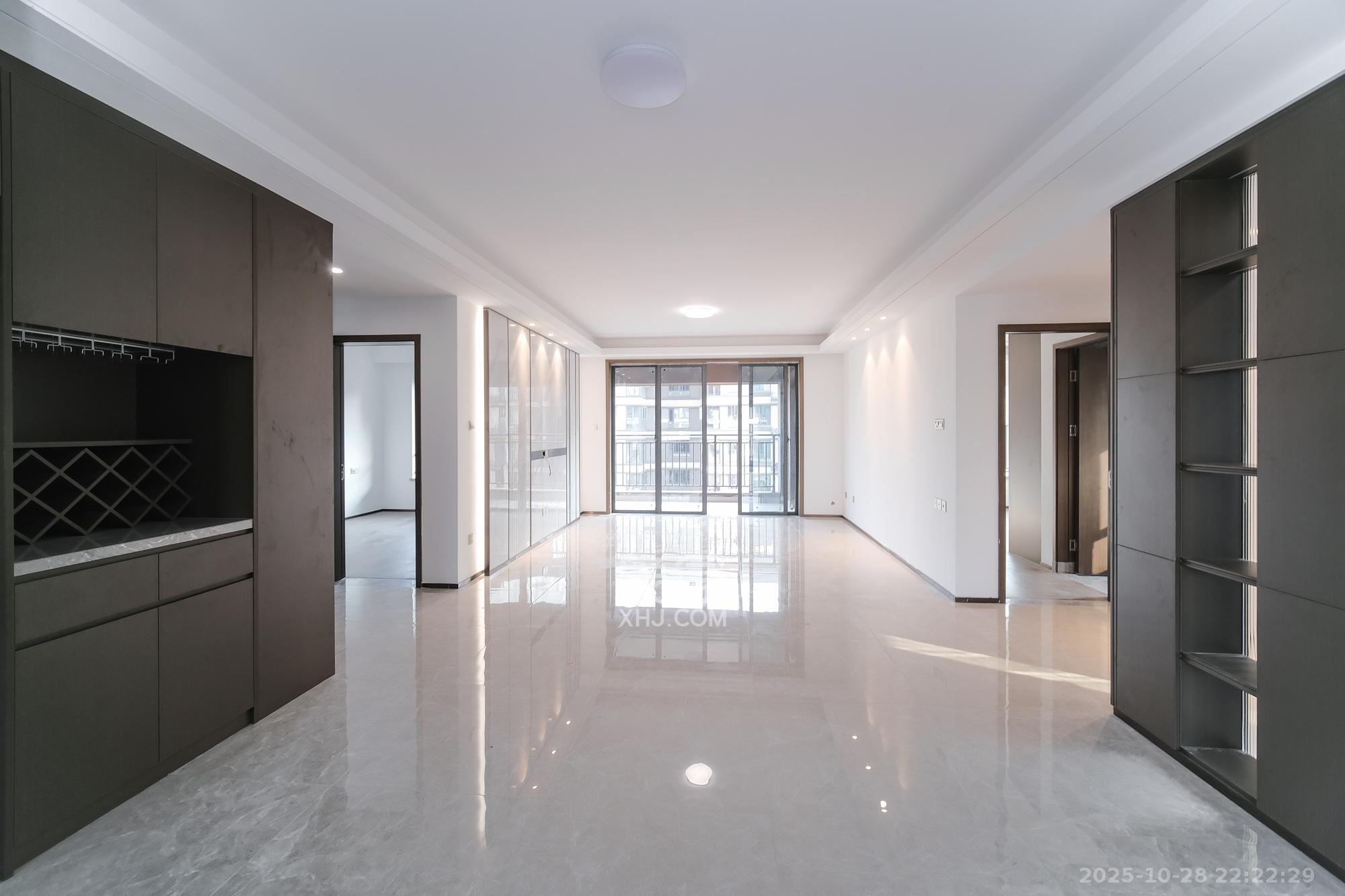 荣盛城  4室2厅2卫    127.4万客厅