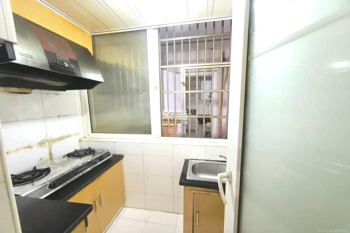 伍家岭生活广场  1室1厅1卫    1300.0元/月 伍家岭生活广场  1室1厅1卫    1300.0元/月室内图