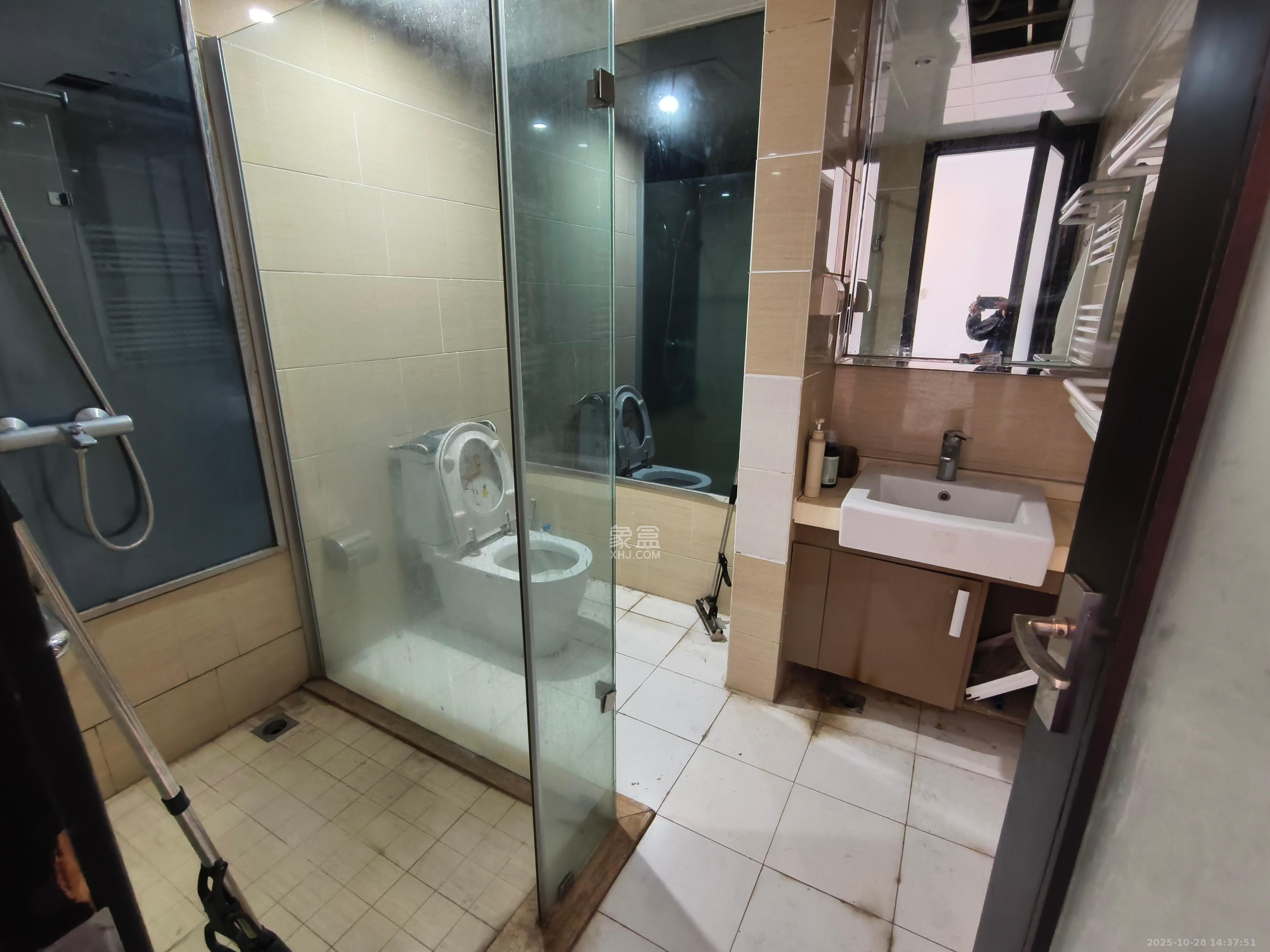 阳光100三期 3室2厅2卫 2500.0元/月 阳光100三期 3室2厅2卫 2500.0元/月室内图