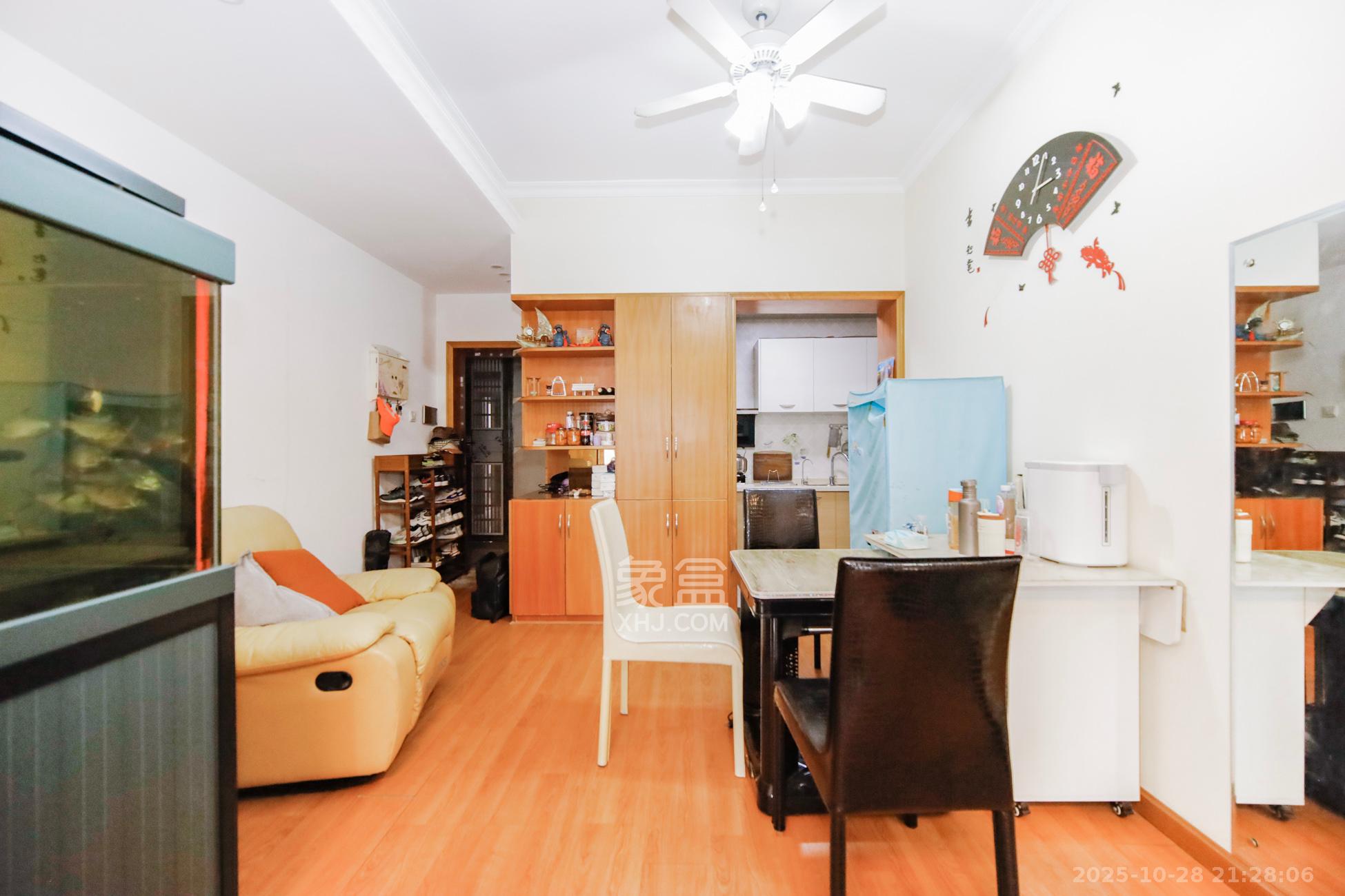 新盛珑璟台  2室2厅2卫    65.8万客厅