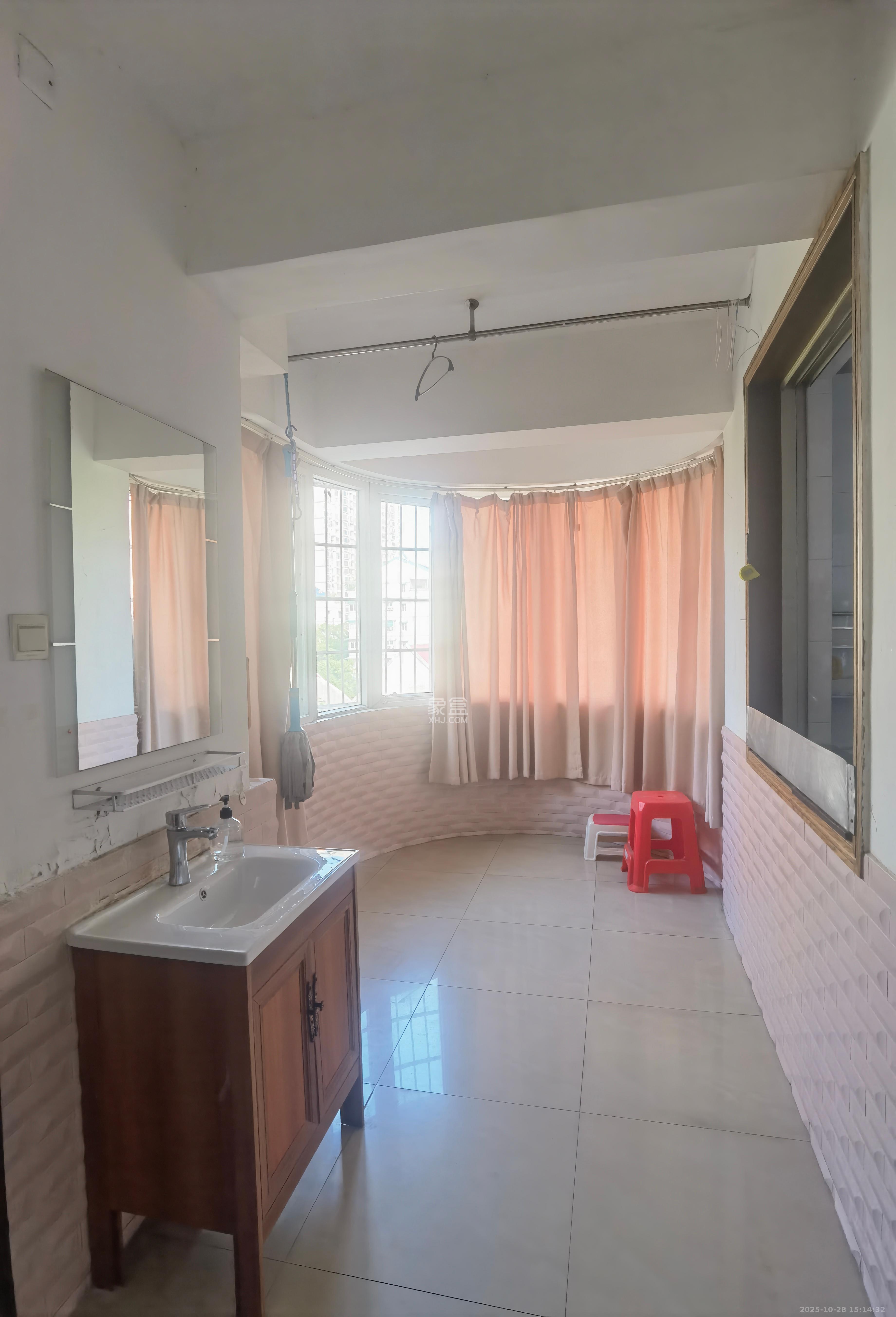 四方小区 2室2厅1卫 1800.0元/月 四方小区 2室2厅1卫 1800.0元/月室内图