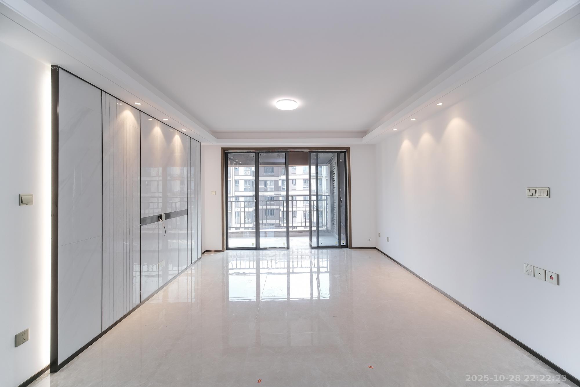 荣盛城 4室2厅2卫 127.4万 荣盛城 4室2厅2卫 127.4万客厅