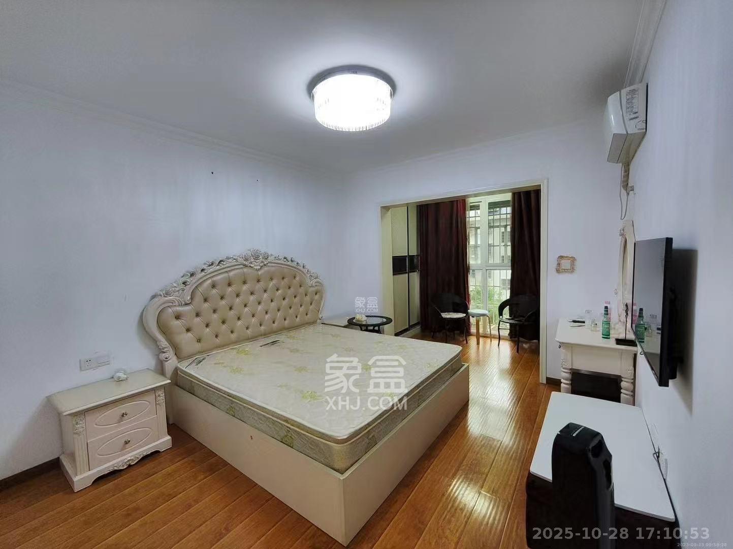 骑龙安置小区  3室2厅2卫    2400.0元/月室内图