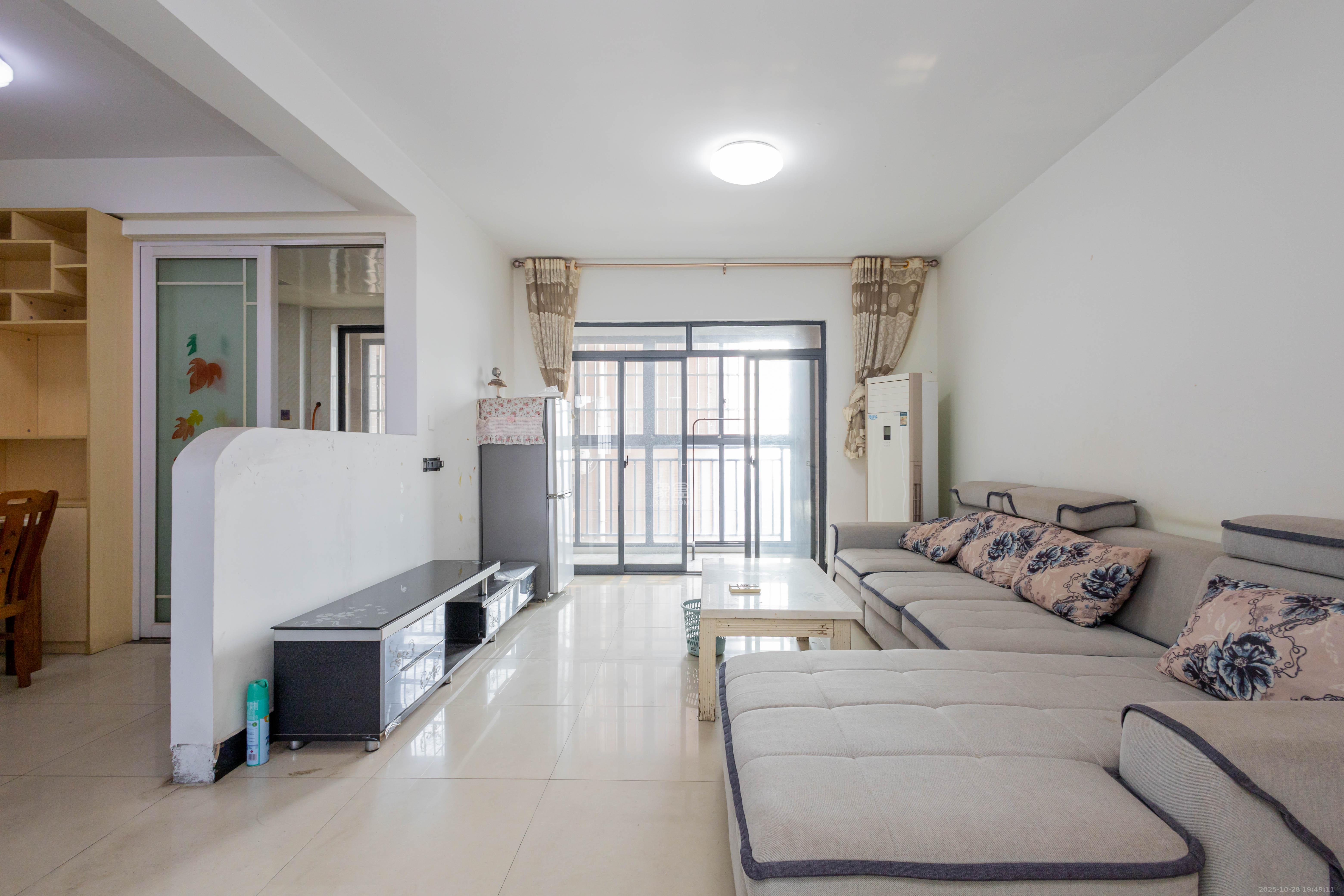 高林仕家 3室2厅1卫 75.8万 高林仕家 3室2厅1卫 75.8万客厅