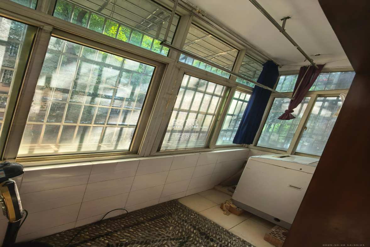 二机小区 1室1厅1卫 1300.0元/月 二机小区 1室1厅1卫 1300.0元/月室内图