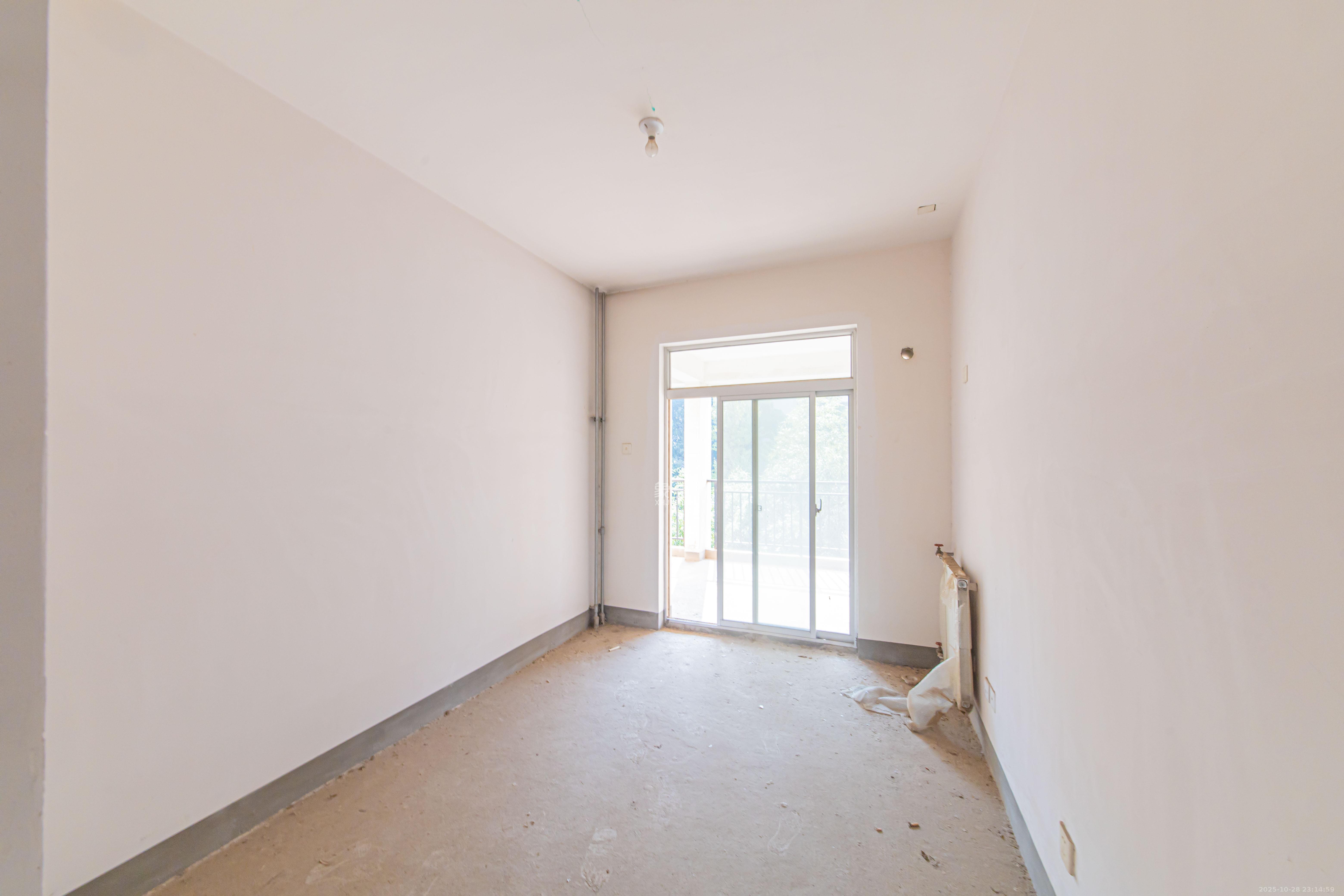 九峰小区(一二三四区) 3室2厅2卫 195.0万 九峰小区(一二三四区) 3室2厅2卫 195.0万卧室