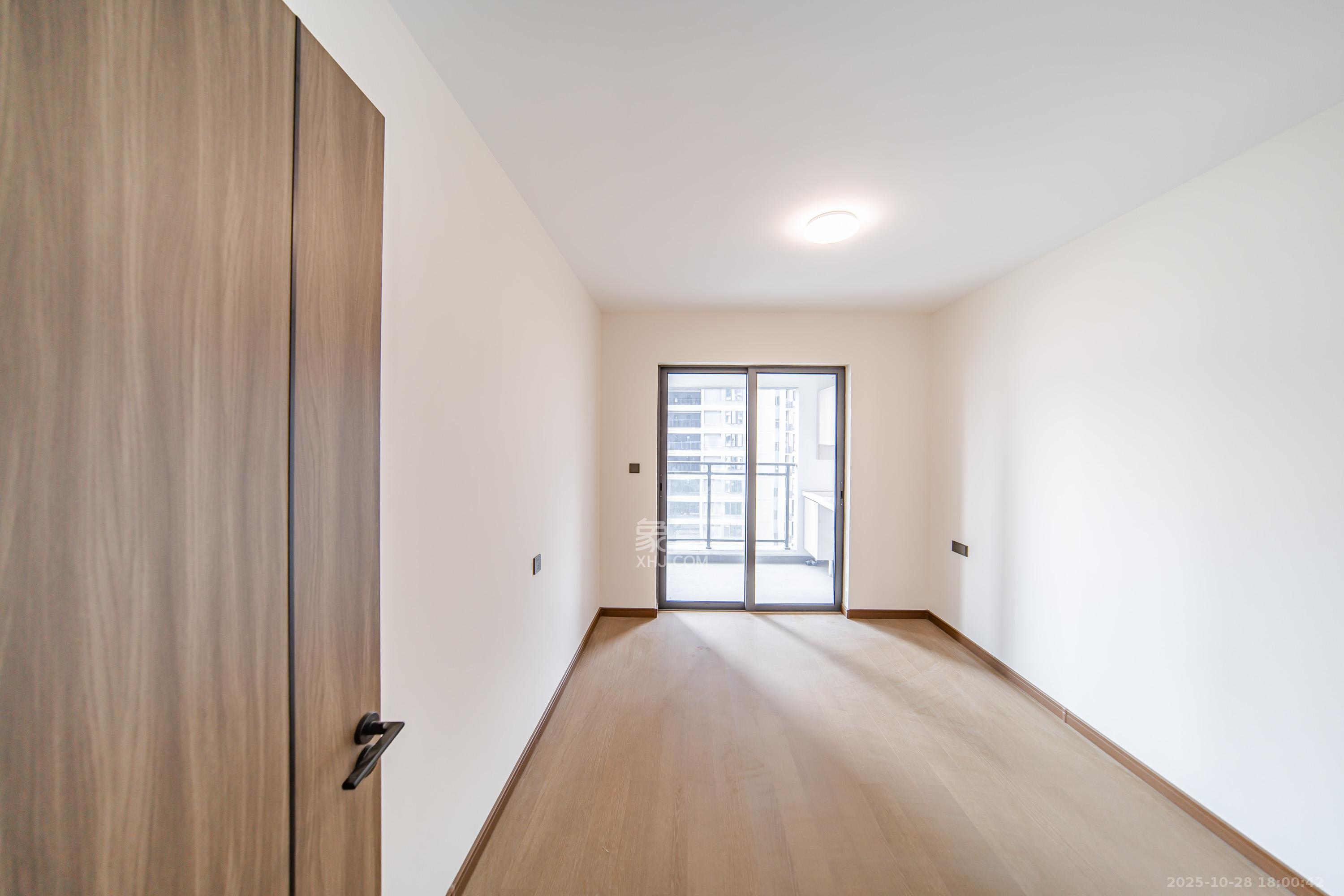 卓越洋湖晴翠  4室2厅2卫    218.0万卧室