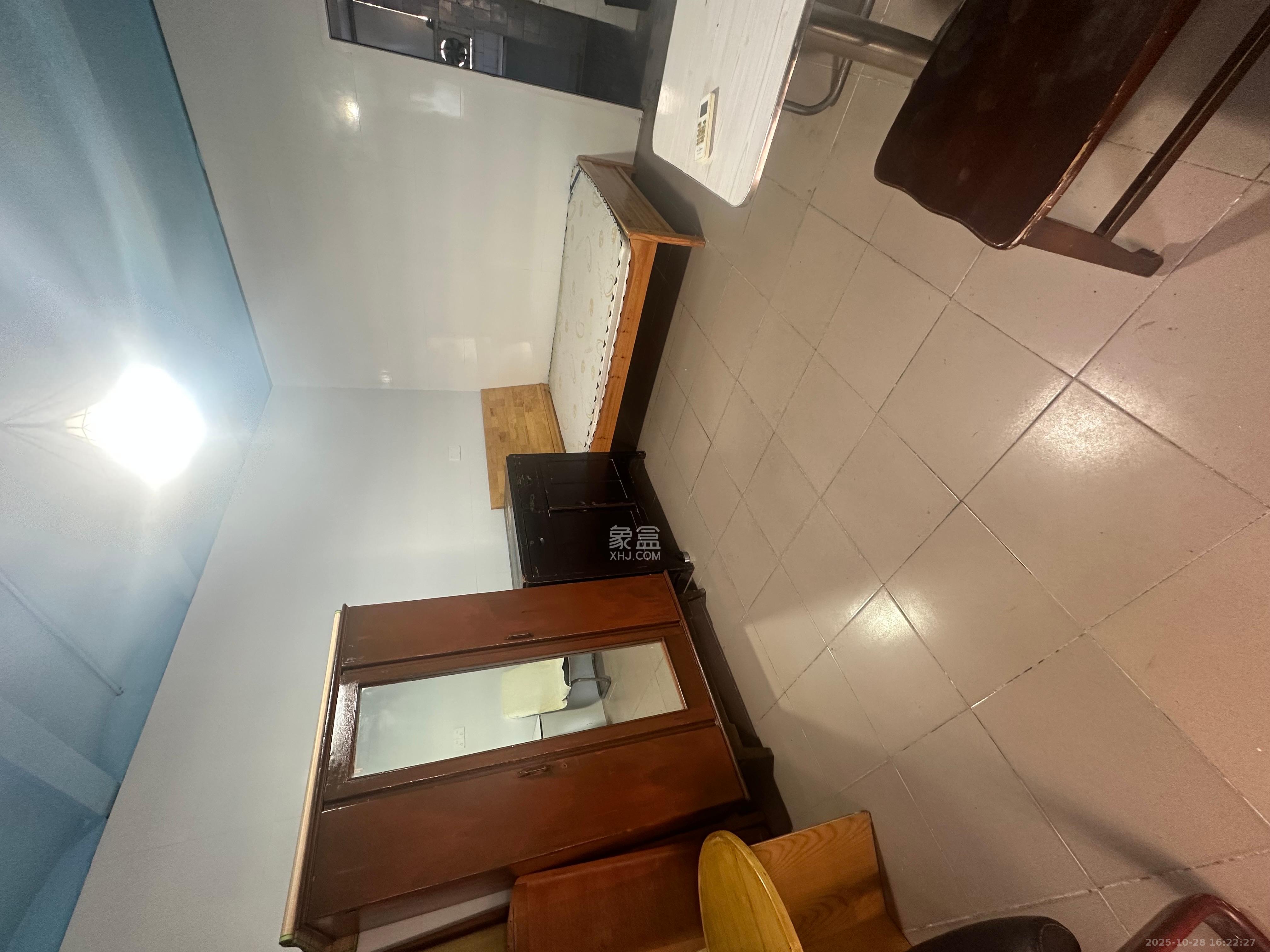 先锋厅居民楼  1室0厅1卫    1200.0元/月