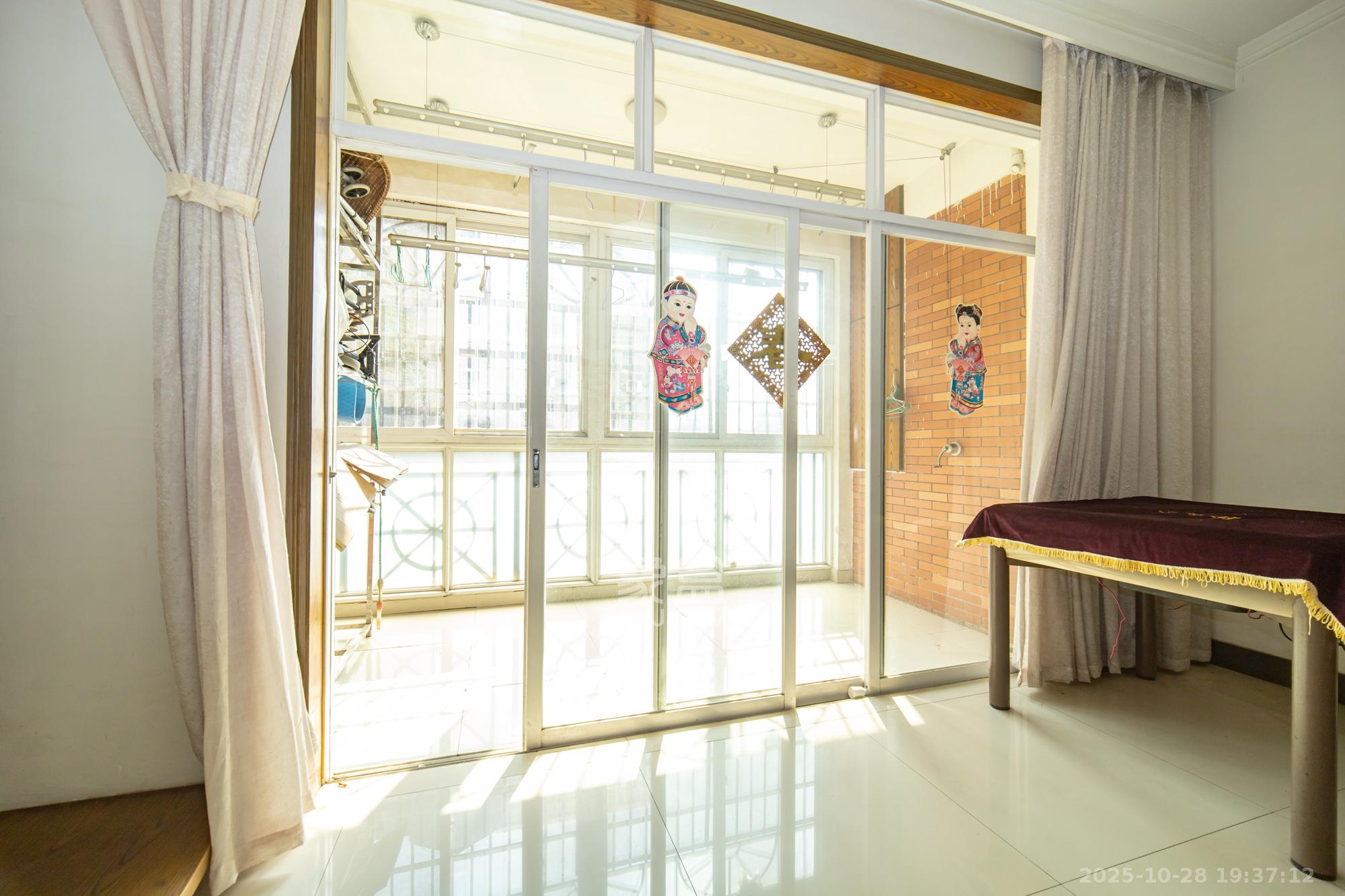 山水人家三期  3室2厅2卫    65.8万阳台