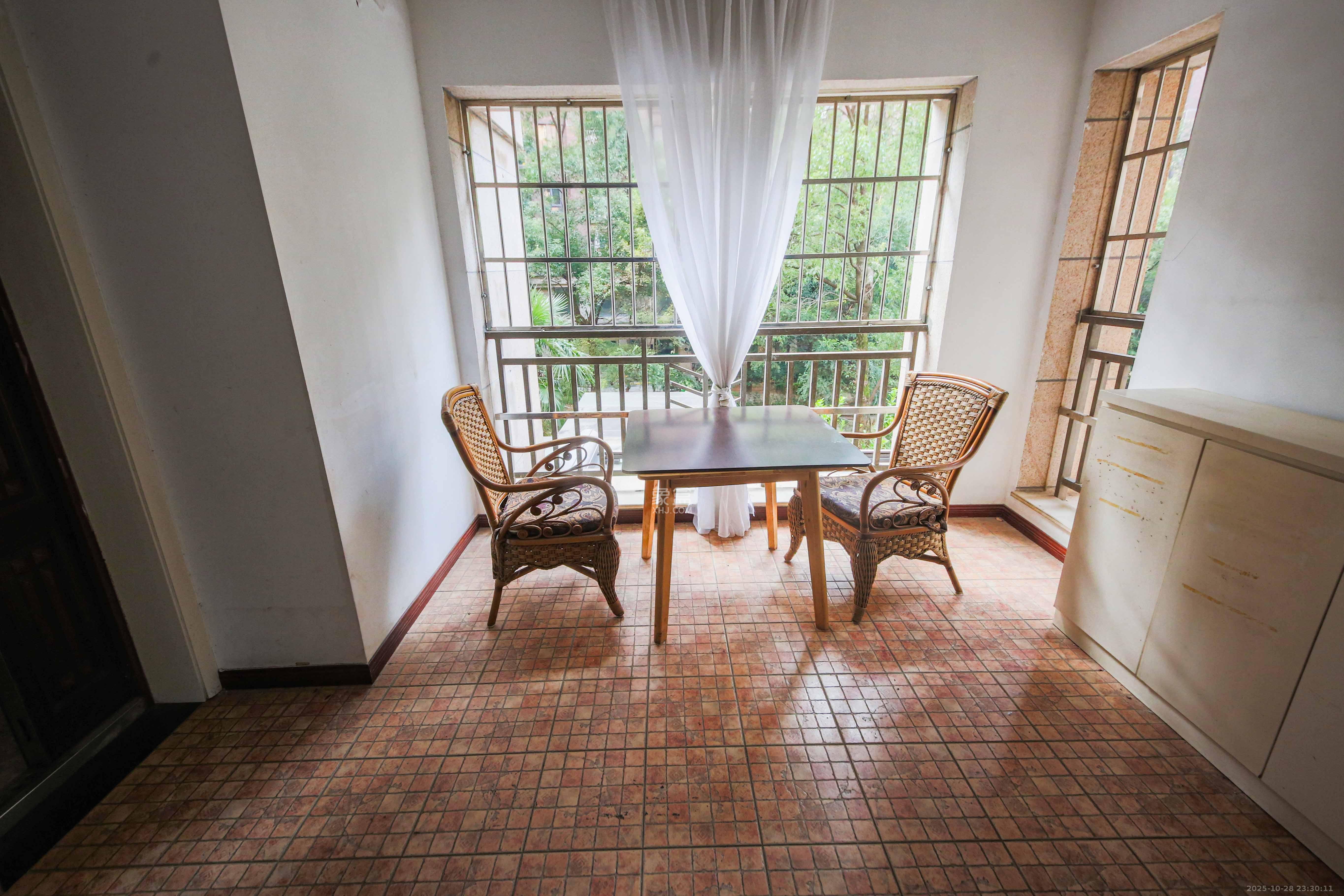 奥林匹克花园 4室2厅1卫 210.0万 奥林匹克花园 4室2厅1卫 210.0万阳台