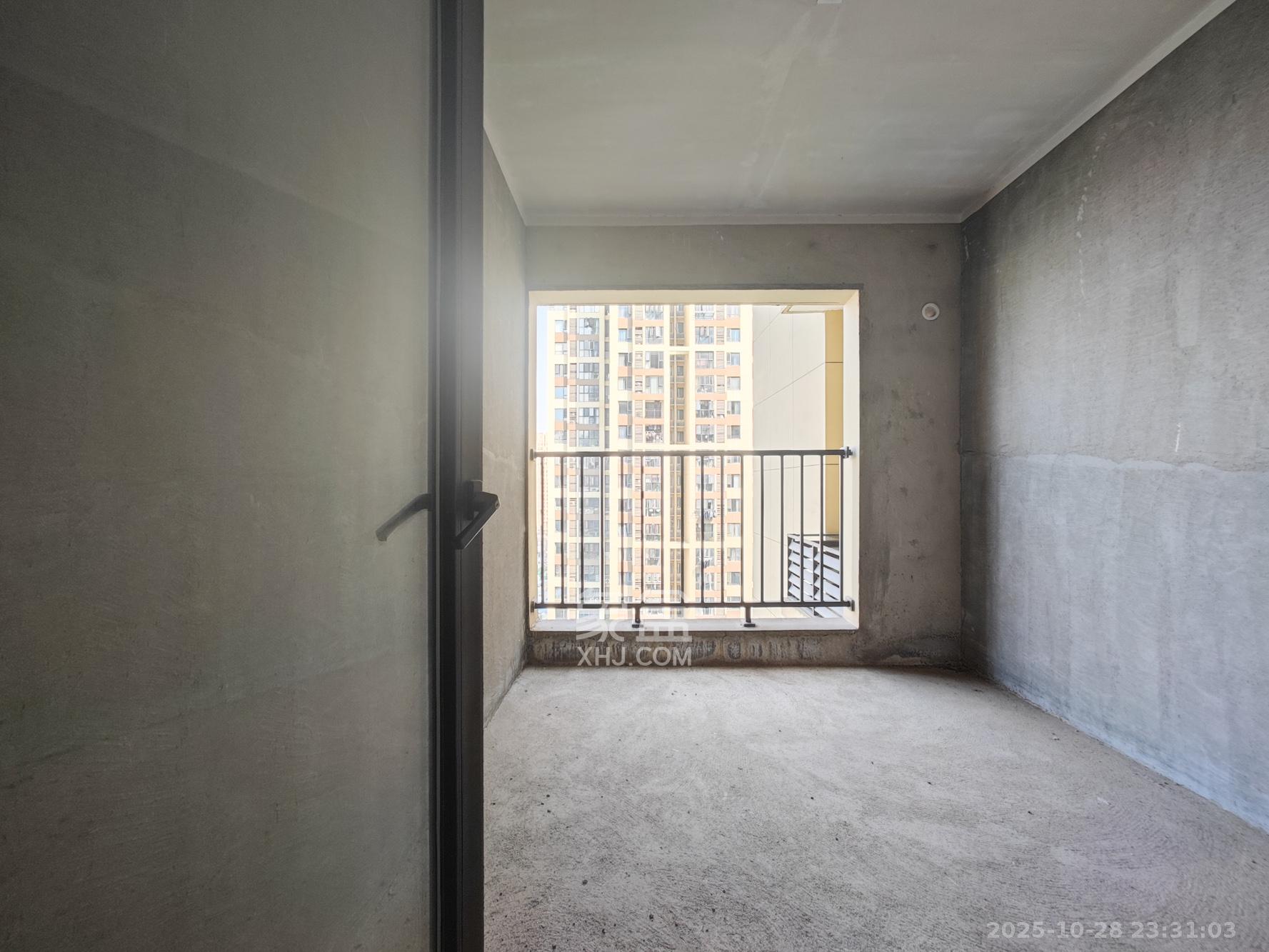 卓越蔚蓝城邦  3室2厅2卫    86.0万卧室