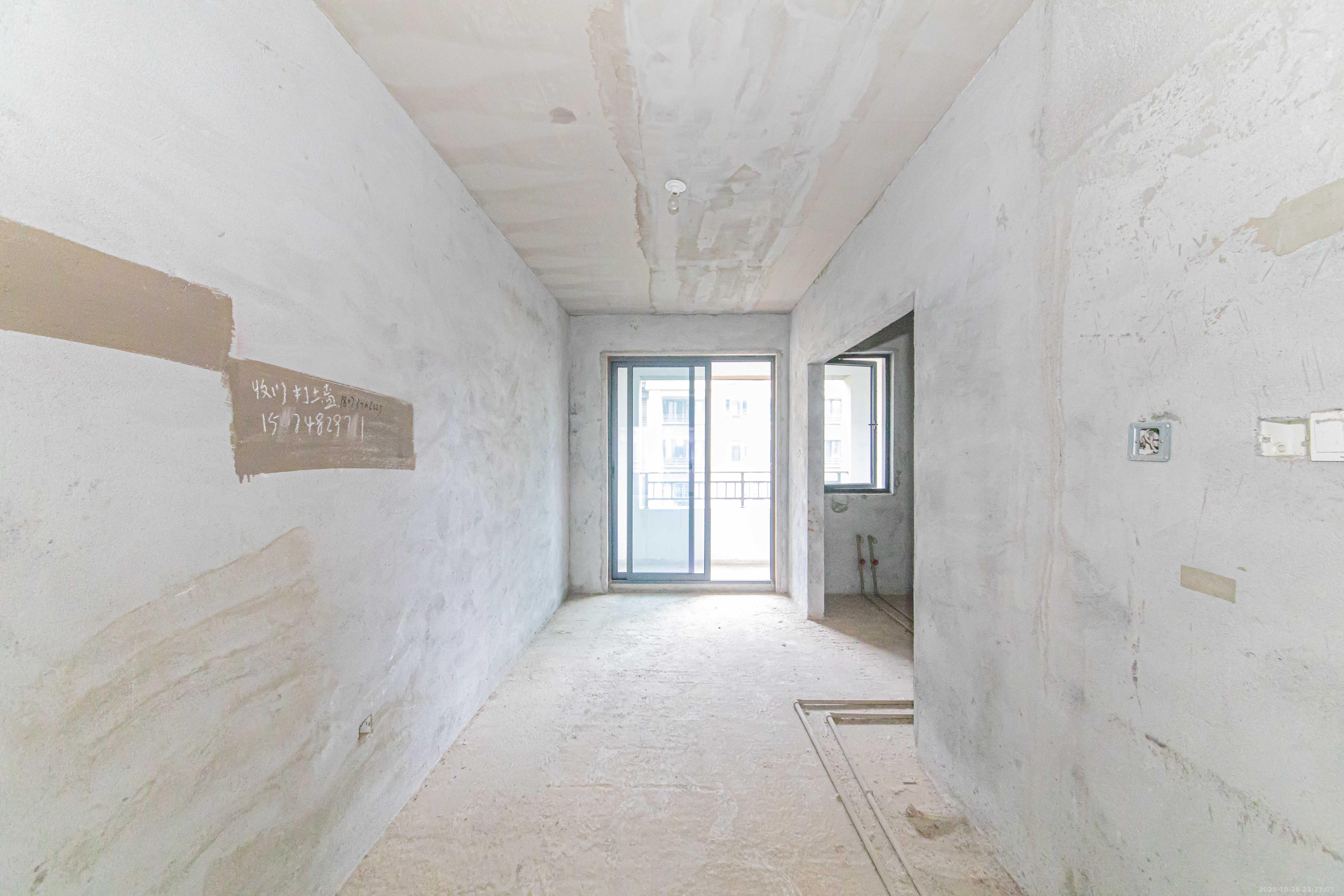 和泓融成府  3室2厅1卫    132.0万 和泓融成府  3室2厅1卫    132.0万客厅