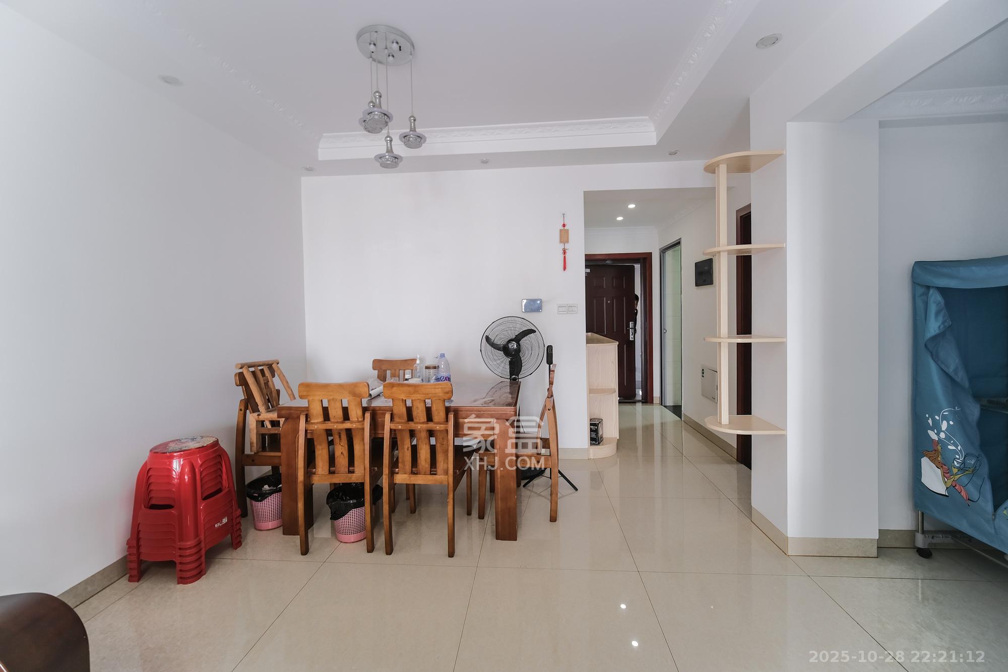 保利香槟国际  3室2厅1卫    72.0万客厅