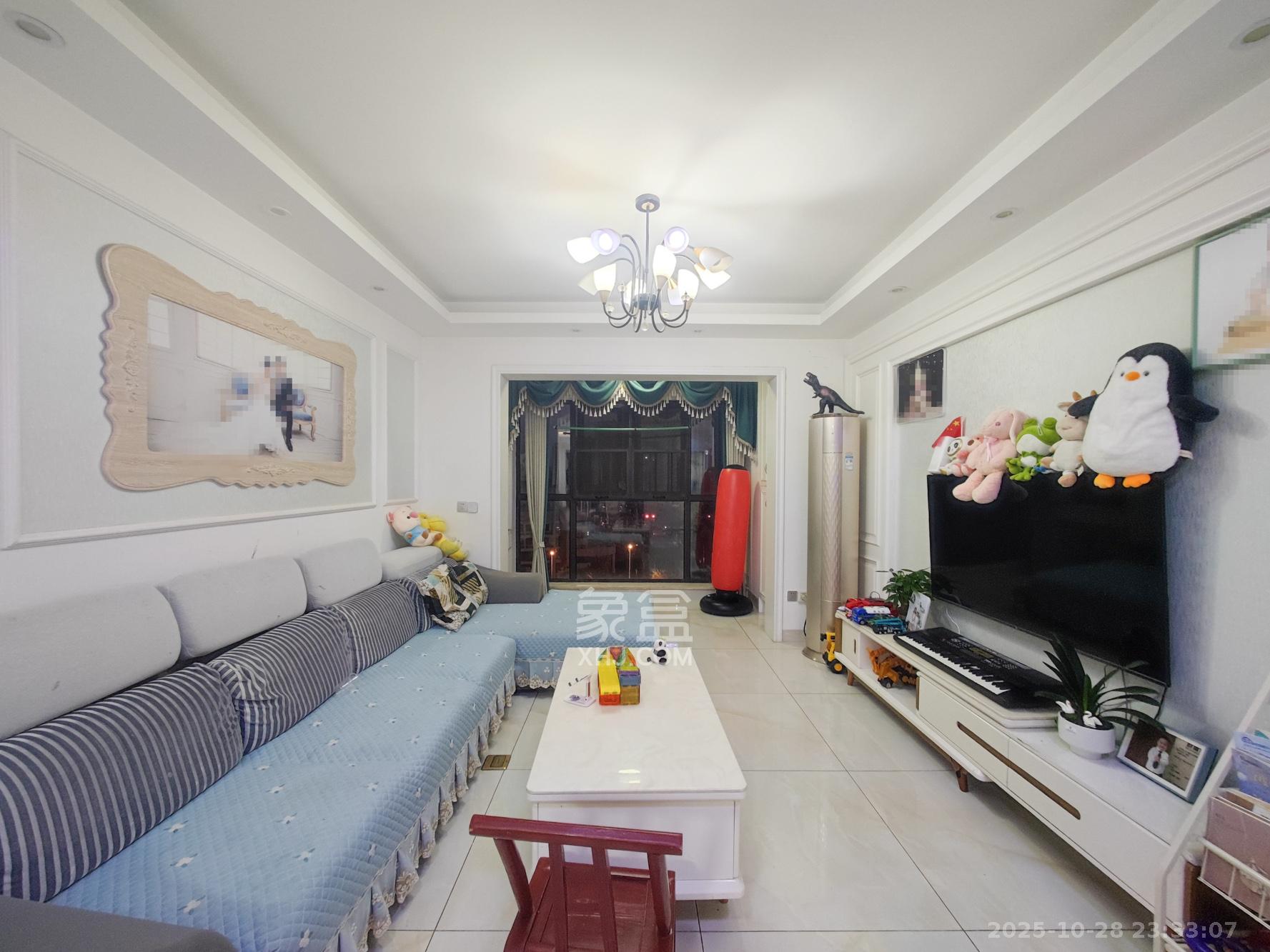 卓越蔚蓝城邦  3室2厅2卫    88.0万客厅