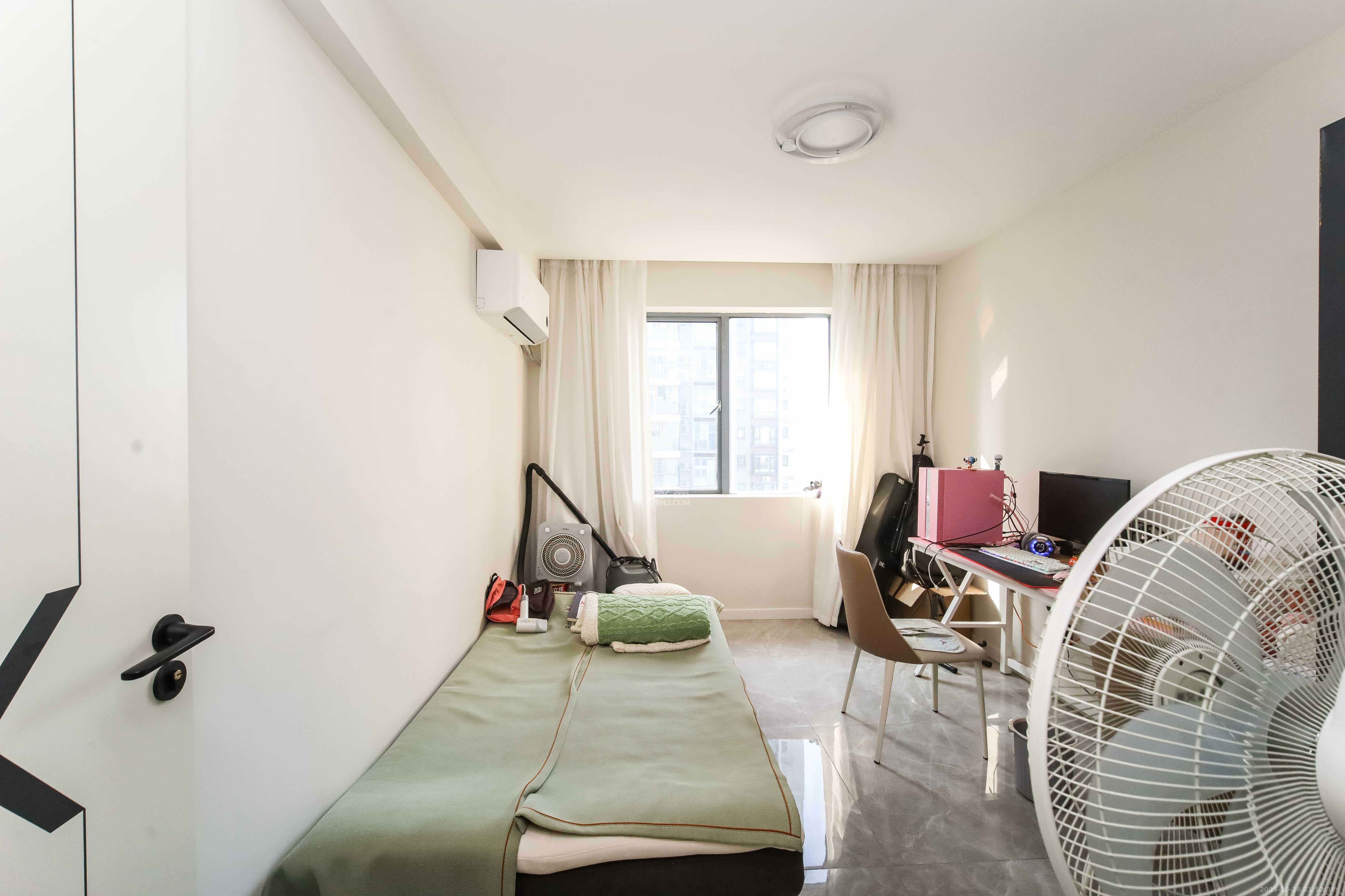 银港水晶城  4室2厅2卫    138.4万 银港水晶城  4室2厅2卫    138.4万卧室