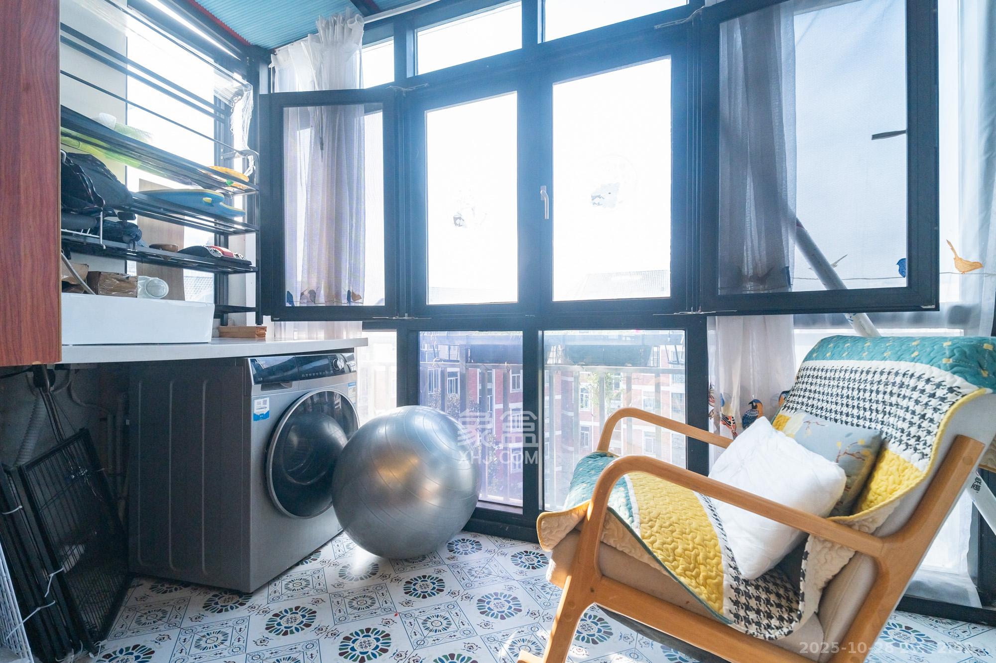 山水人家一二期  3室2厅2卫    68.0万 山水人家一二期  3室2厅2卫    68.0万阳台