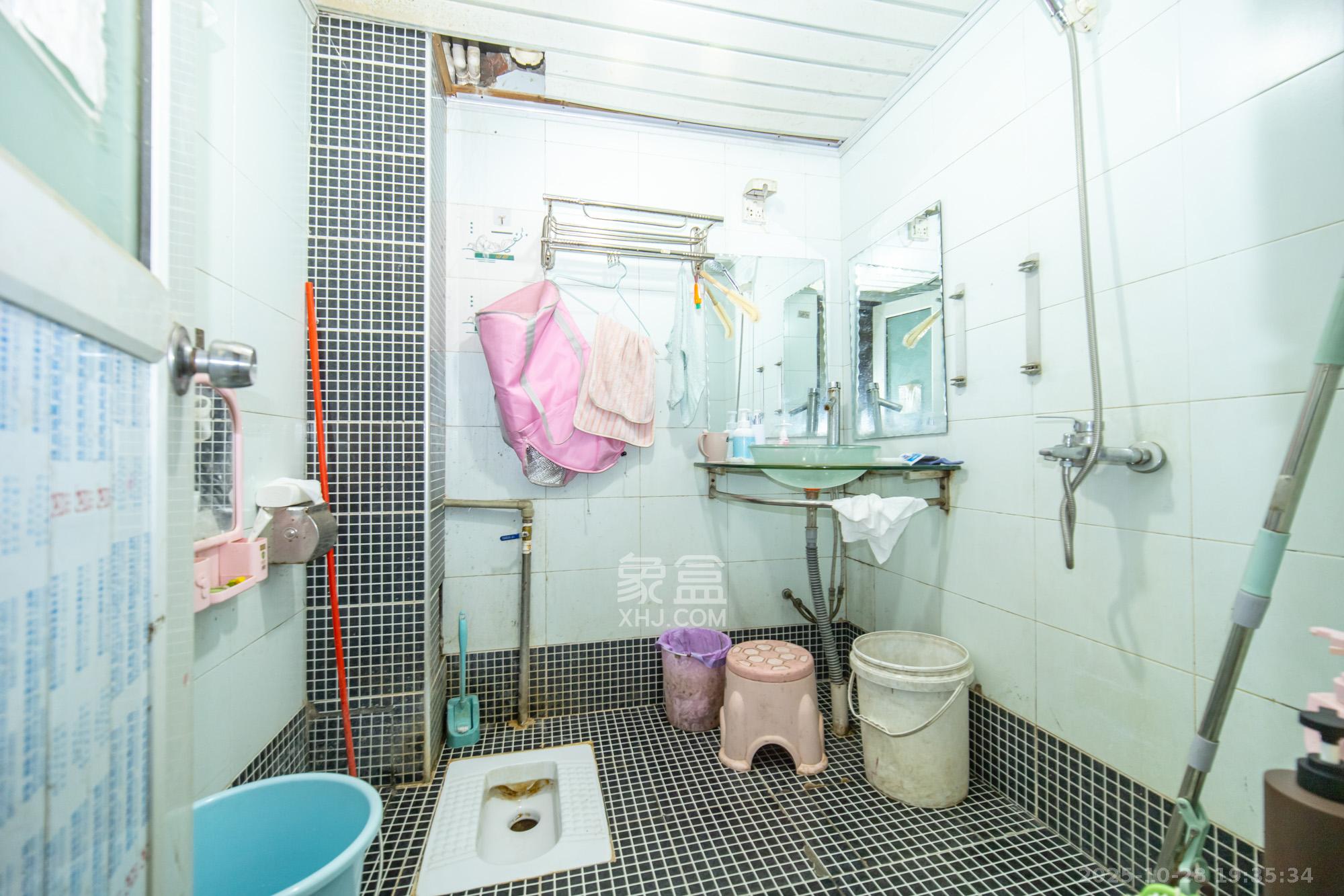 中南汽车世界  2室2厅1卫    25.0万卫生间