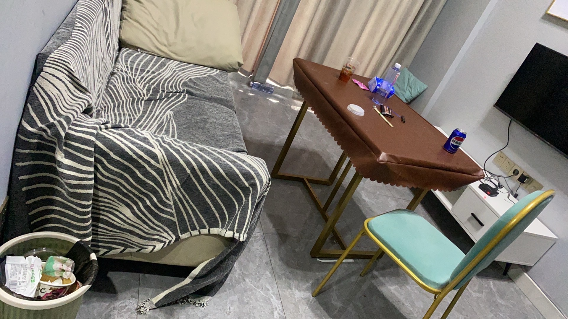 青春里  3室1厅1卫    2200.0元/月