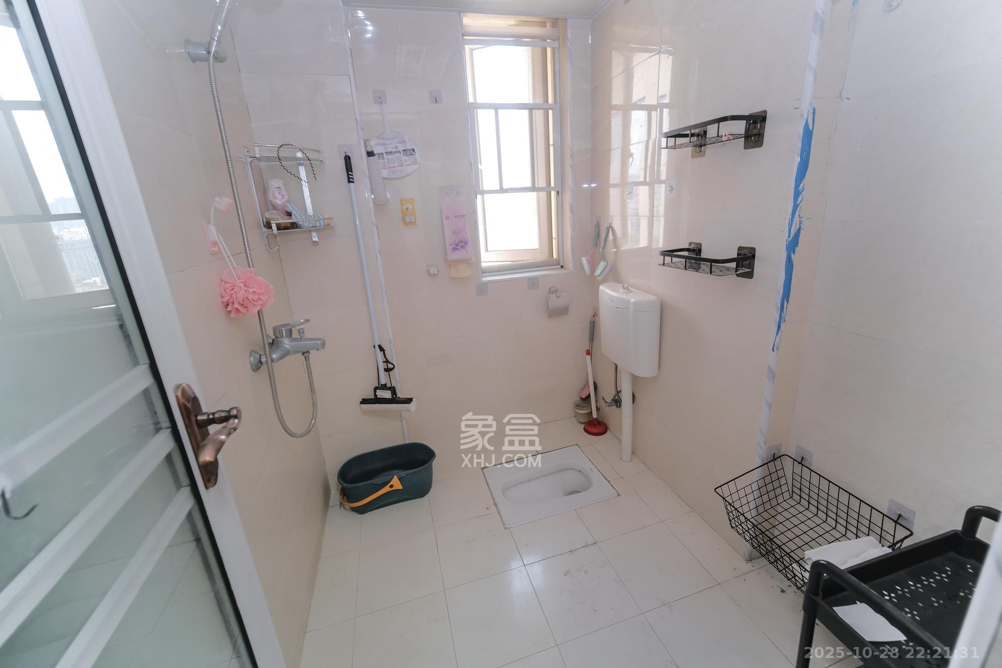 保利香槟国际  3室2厅1卫    77.2万 保利香槟国际  3室2厅1卫    77.2万卫生间