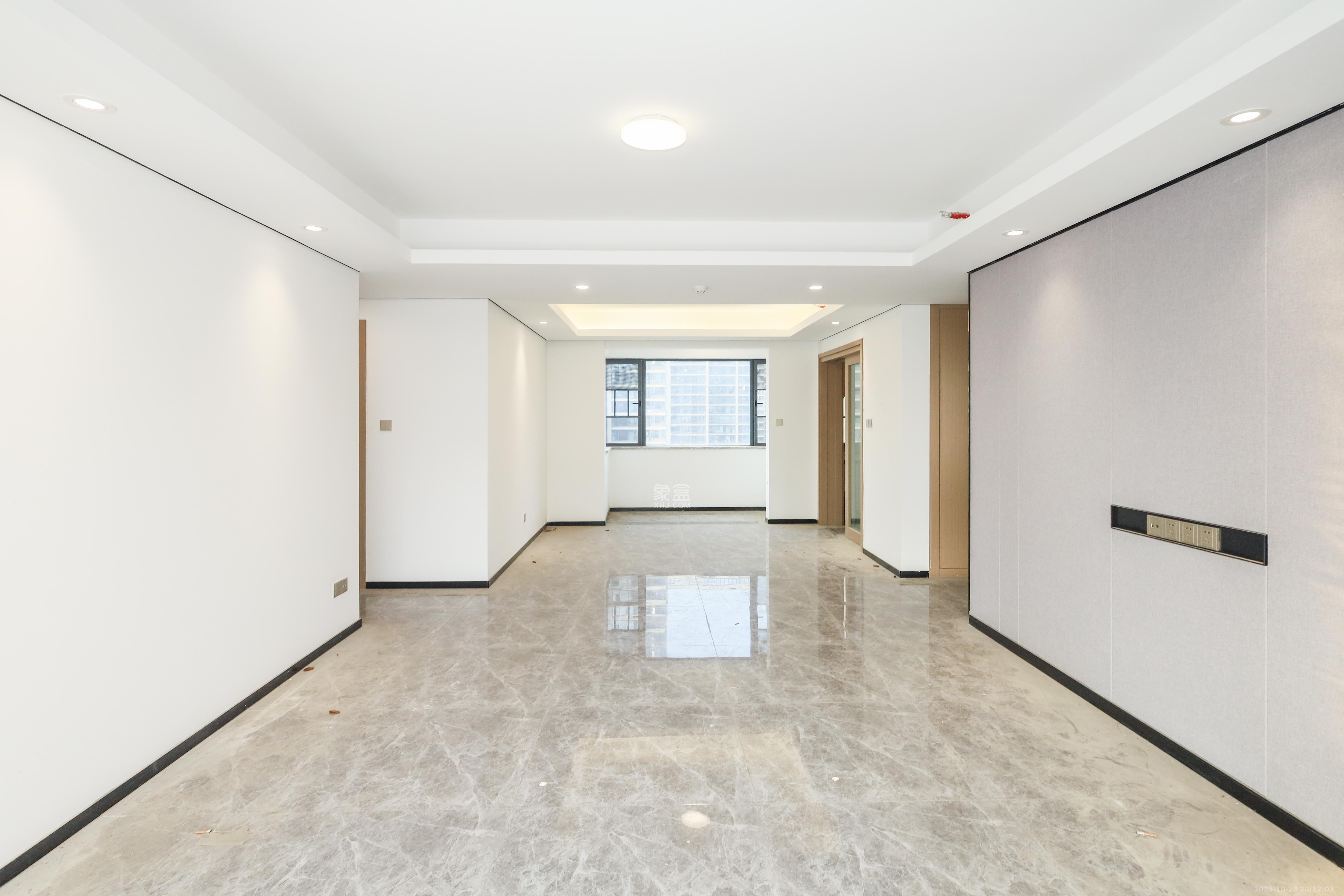 中国铁建湘语梅溪  4室2厅2卫    159.0万客厅