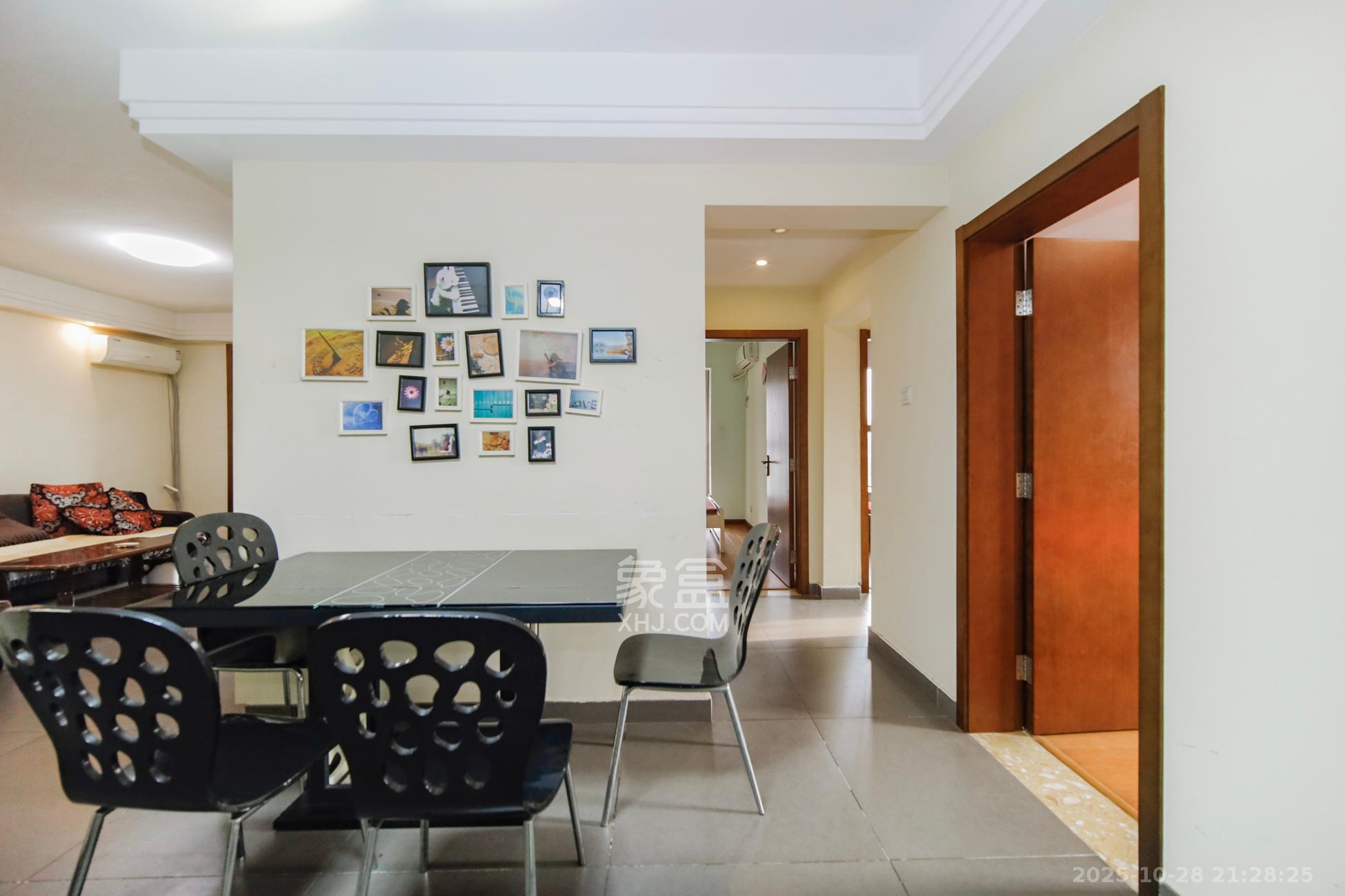 香樟鑫都  3室2厅2卫    136.0万客厅