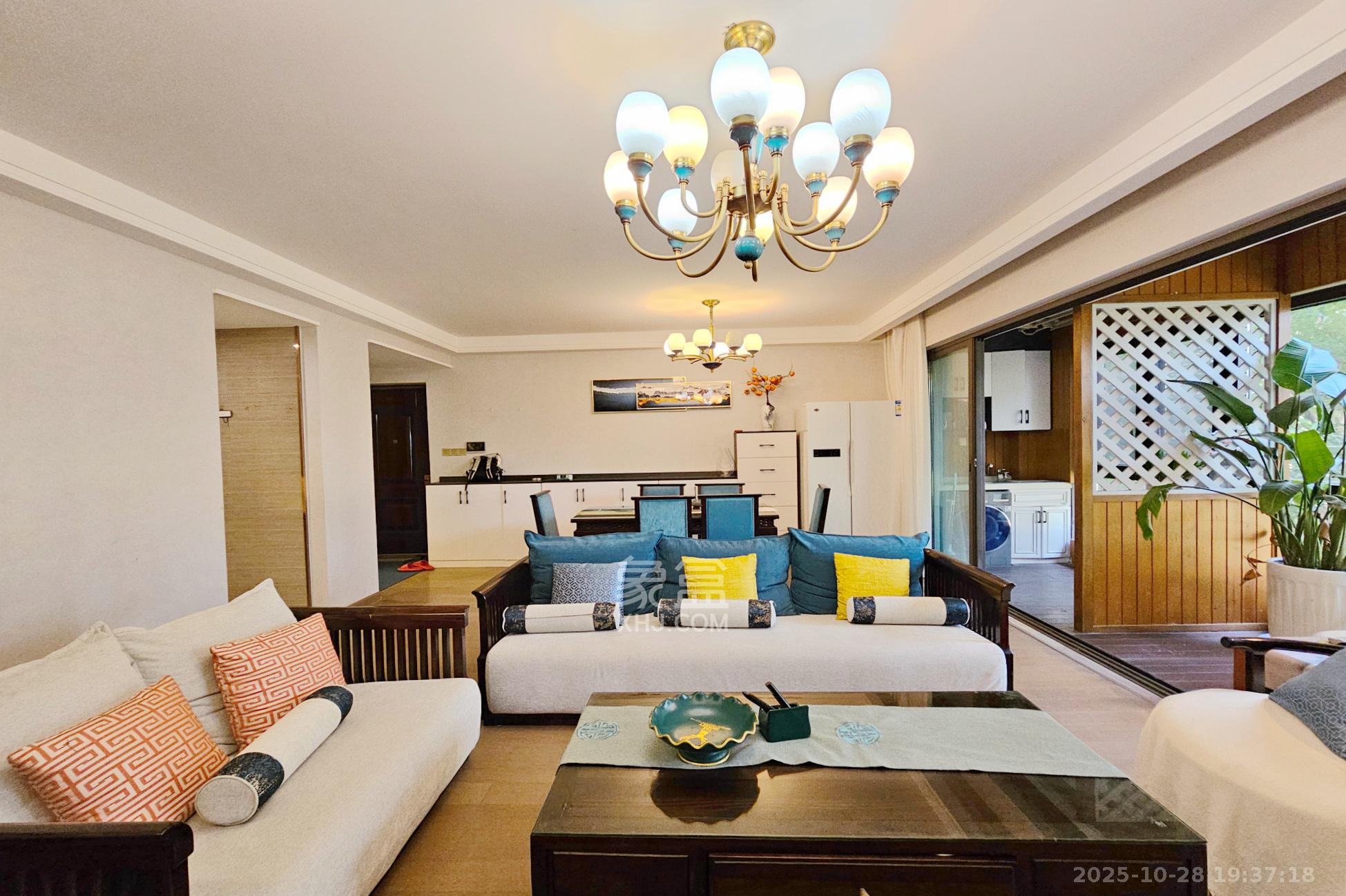 阳光城尚东湾蜜桃园  4室2厅2卫    138.8万客厅