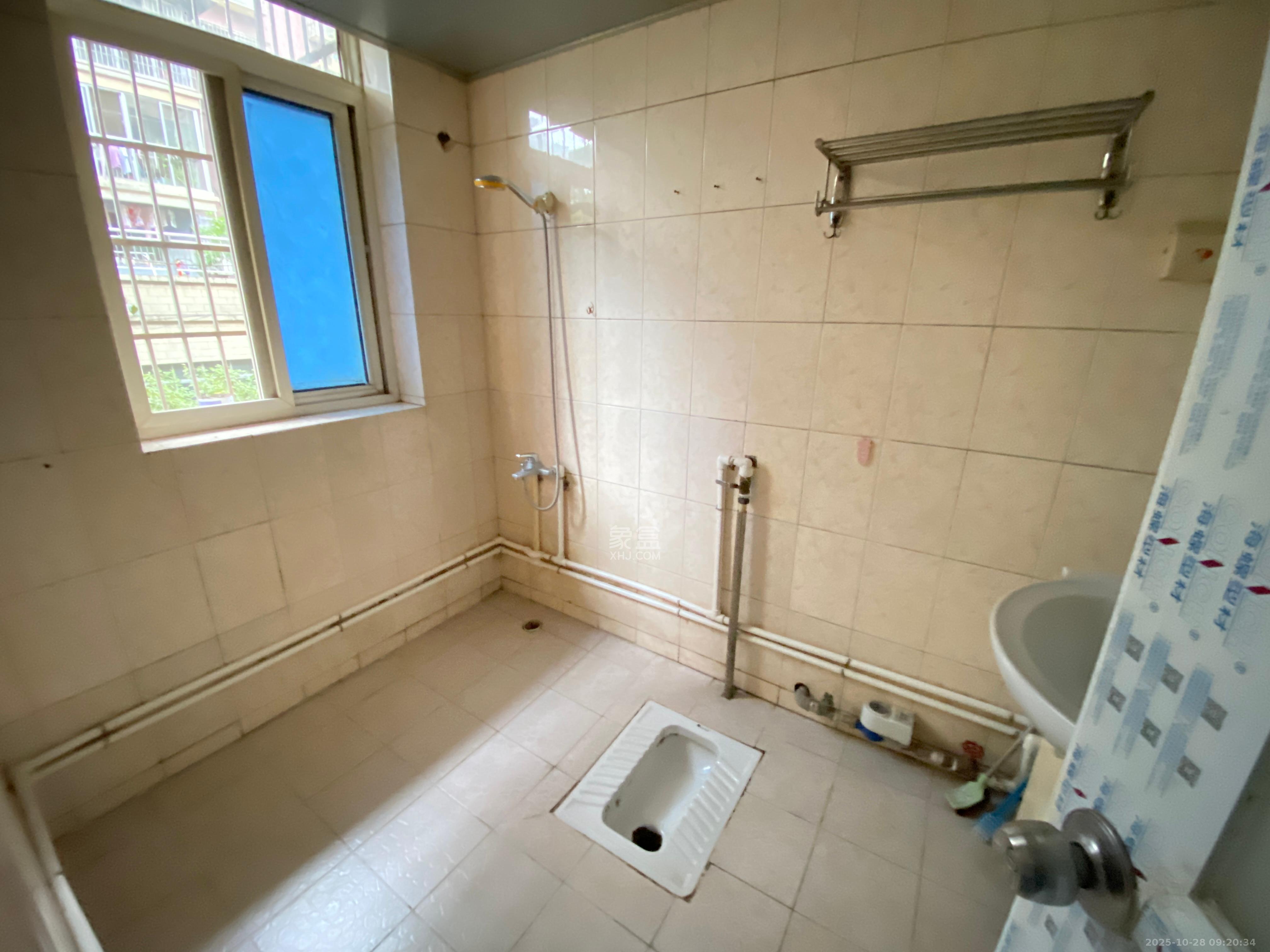 荷花园电信宿舍(天辰荷花苑)  2室1厅1卫    1800.0元/月 荷花园电信宿舍(天辰荷花苑)  2室1厅1卫    1800.0元/月室内图