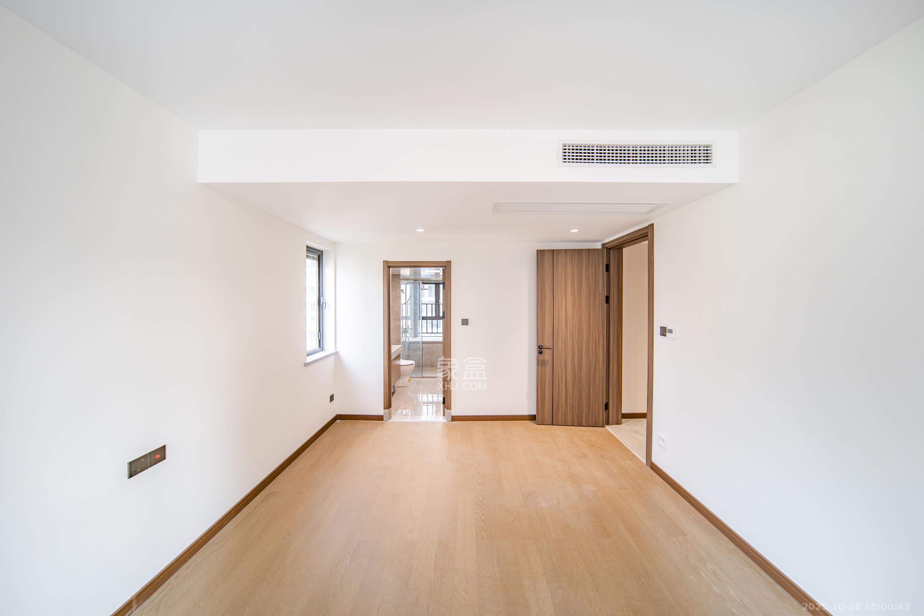 卓越洋湖晴翠  4室2厅2卫    218.0万卧室