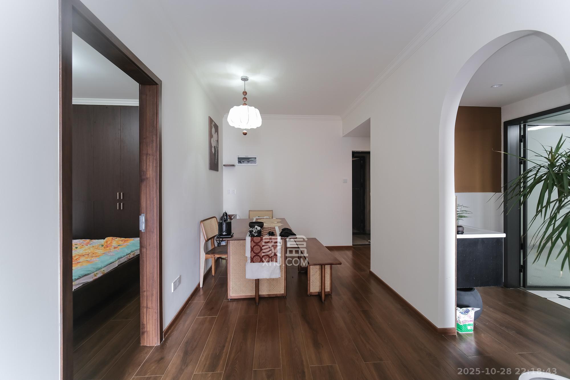 三一街区 2室2厅1卫 68.0万 三一街区 2室2厅1卫 68.0万客厅