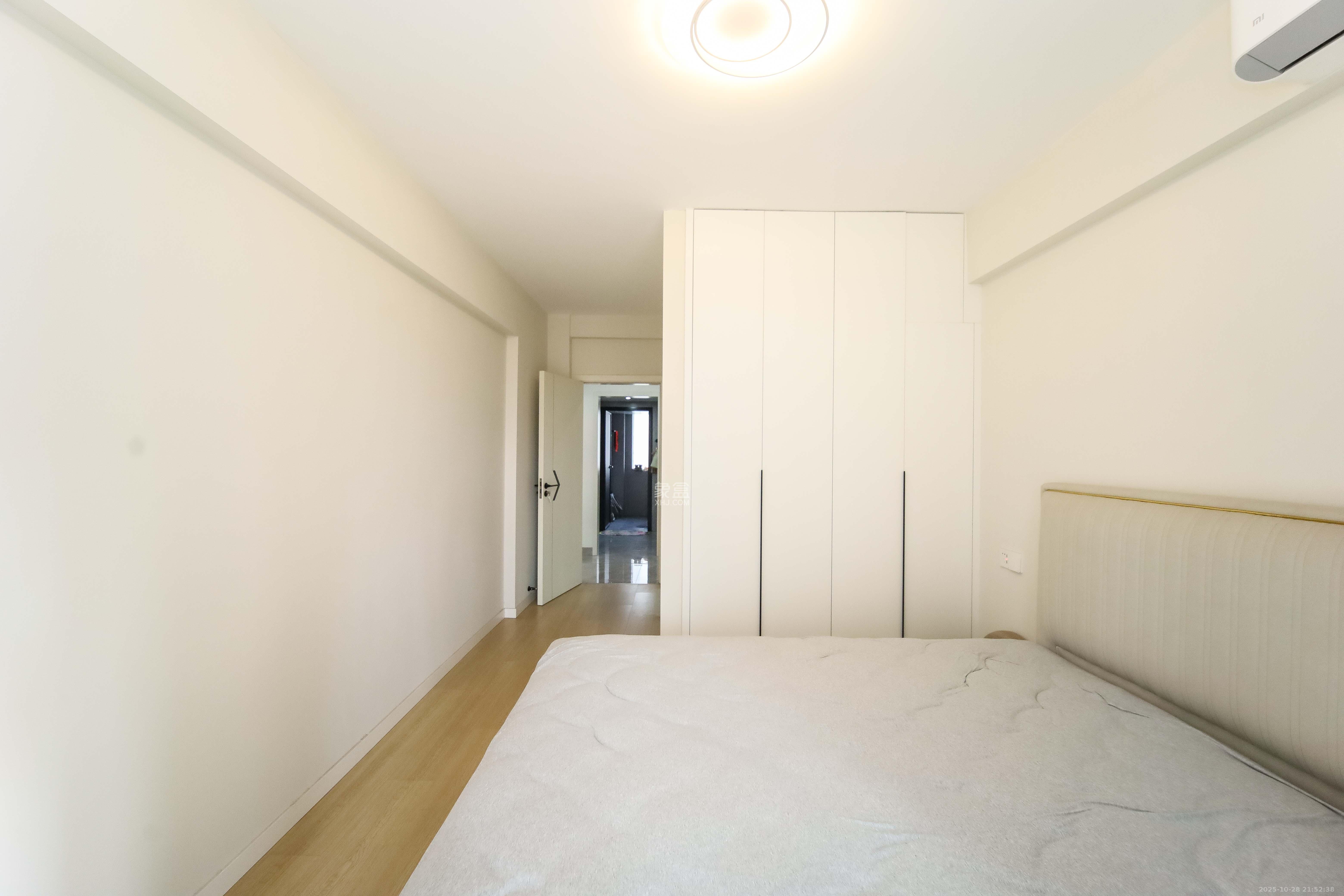 银港水晶城  4室2厅2卫    138.4万 银港水晶城  4室2厅2卫    138.4万卧室