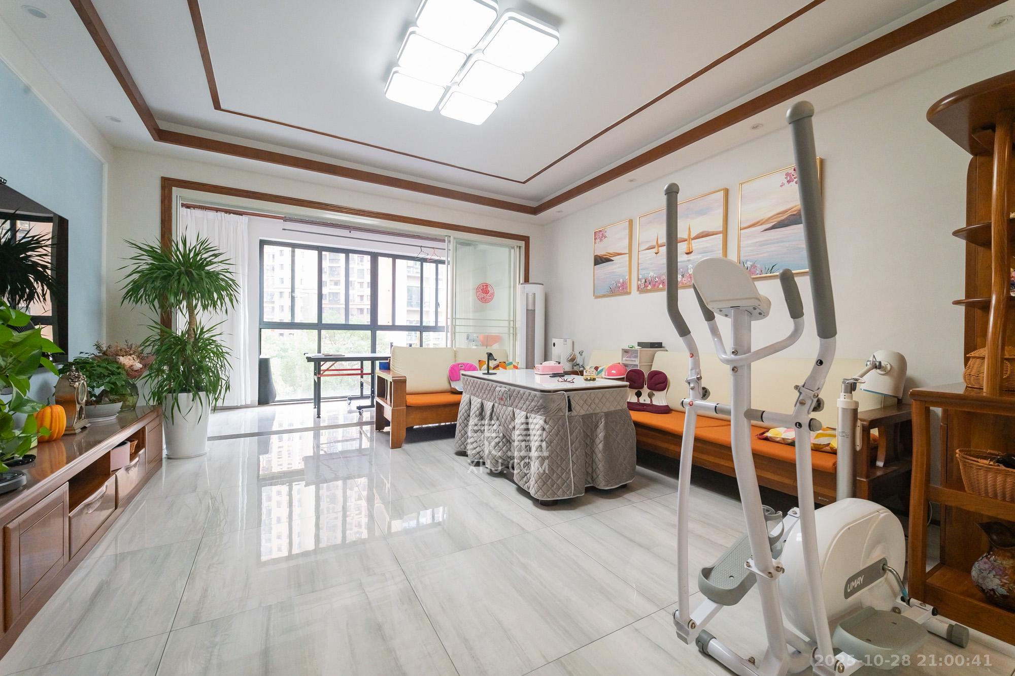 深业睿城  5室2厅3卫    222.0万客厅