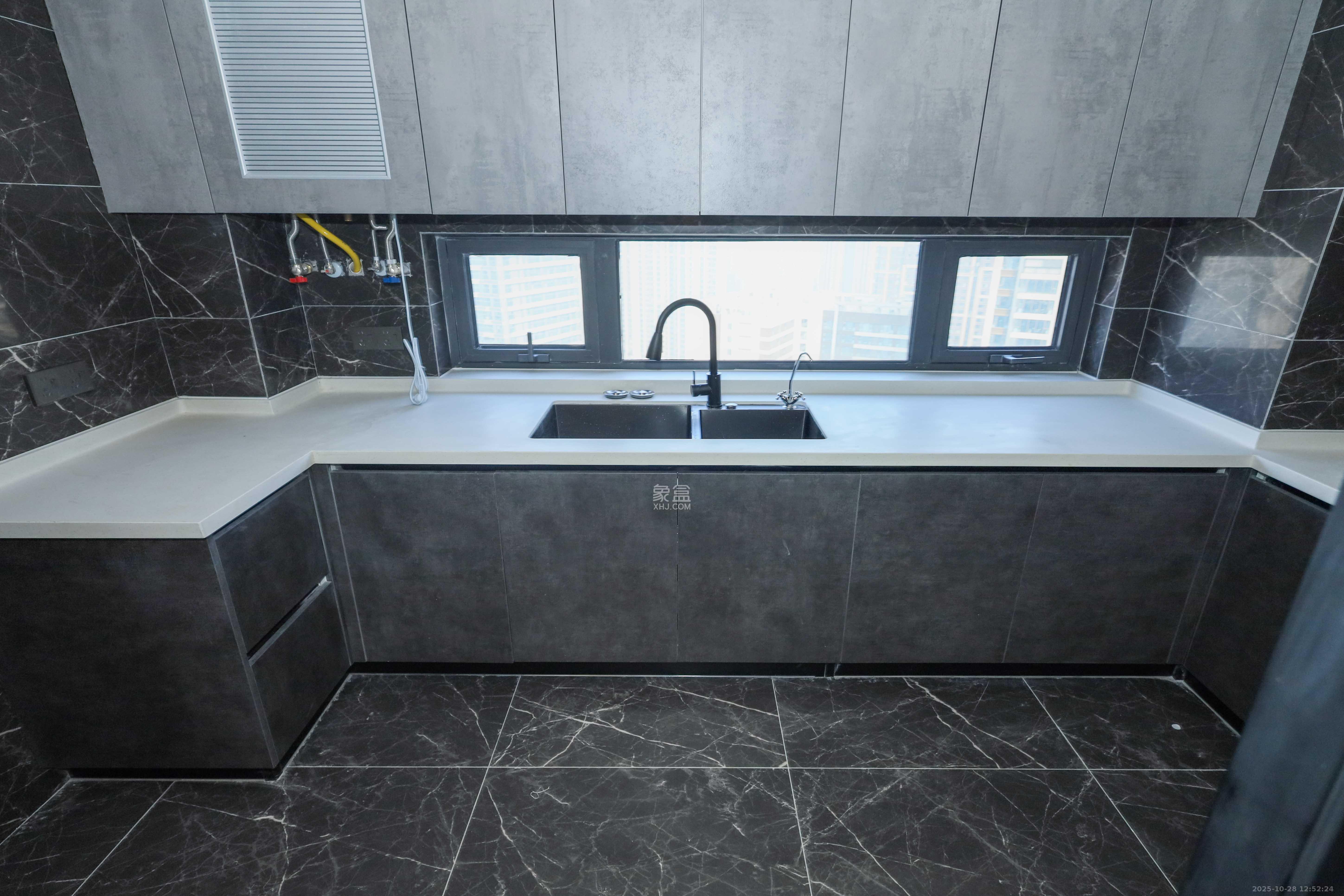 绿地麓云国际一期 5室2厅2卫 229.0万 绿地麓云国际一期 5室2厅2卫 229.0万厨房