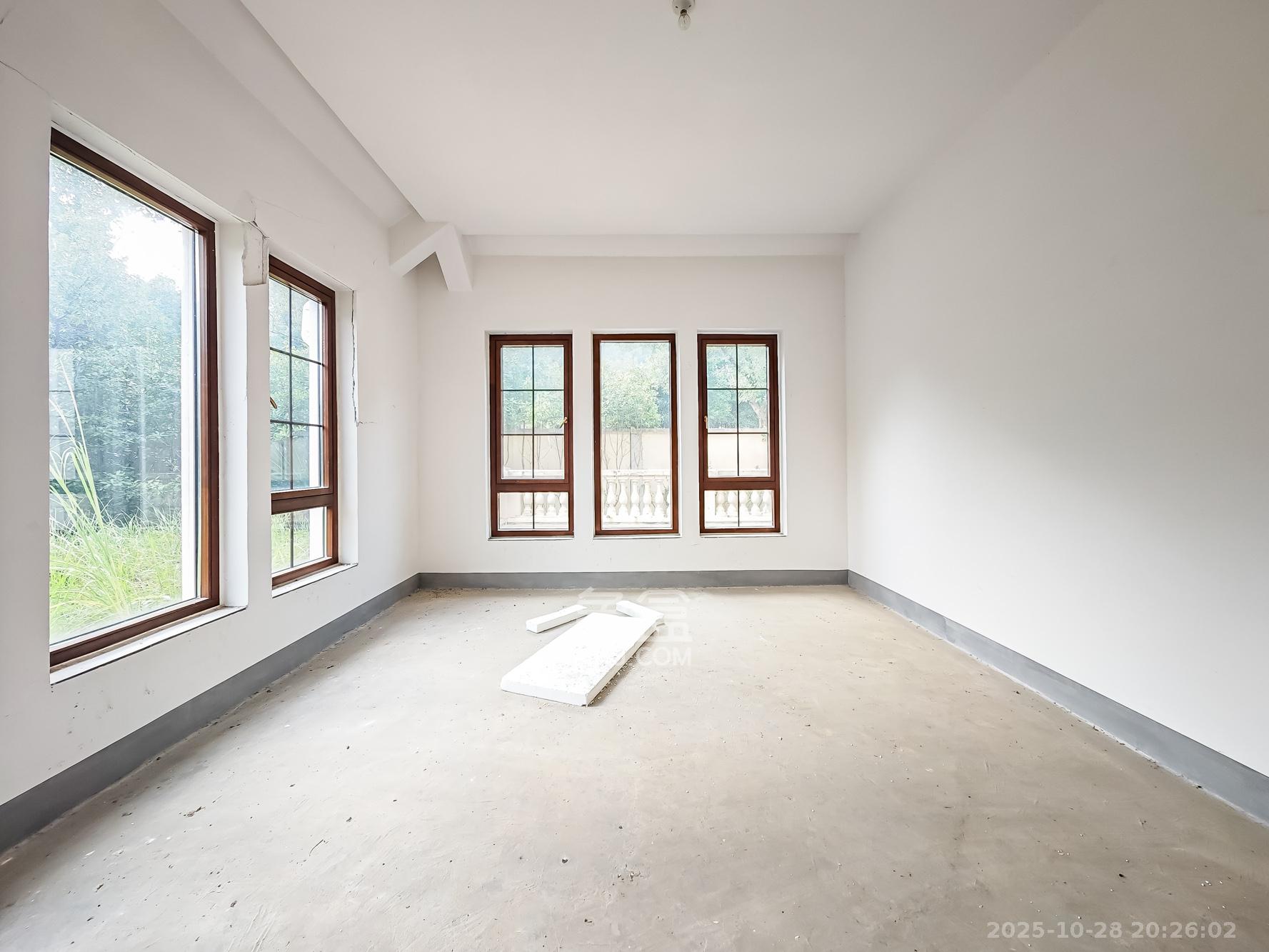 绿城青竹园  5室3厅4卫    1800.0万 绿城青竹园  5室3厅4卫    1800.0万卧室