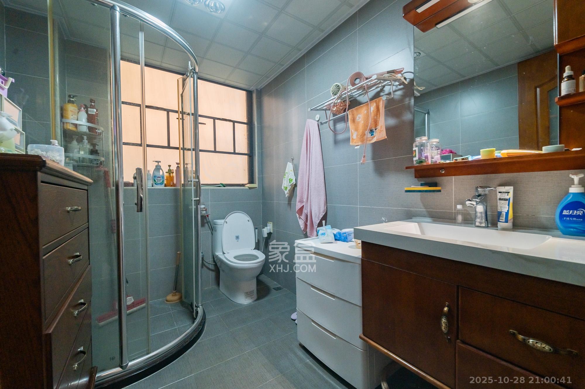 深业睿城  5室2厅3卫    222.0万卫生间